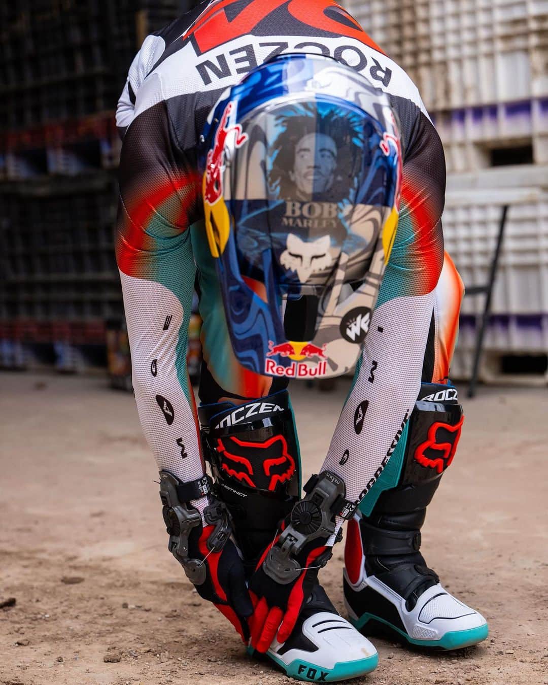 ケン・ロックゼンのインスタグラム：「@foxmoto @redbull  👌🏽🤘🏽  📸 @align.with.us」