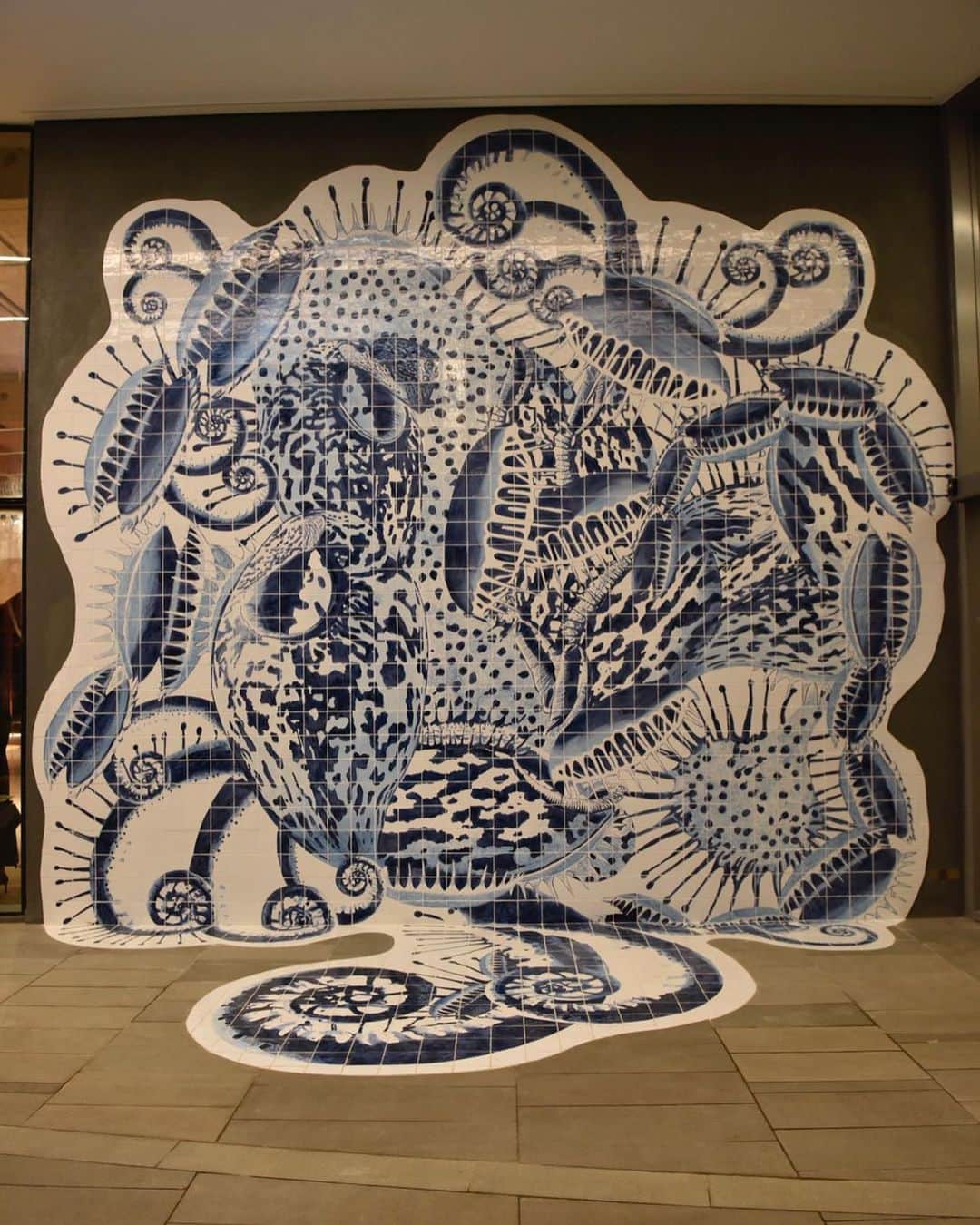 ELLE Brasilさんのインスタグラム写真 - (ELLE BrasilInstagram)「Este mural que decora o corredor lateral do incrível JFL 125 leva uma assinatura de peso: é um desenho de Fernando Campana, reproduzido em forma de azulejos. Ainda na galeria, um giro pela exposição dos finalistas do #EDIDABR e um clique de @carolaburg, a CEO do grupo JFL Living que sedia o prêmio de decoração da @elledecobr #publicidade」5月17日 11時49分 - ellebrasil