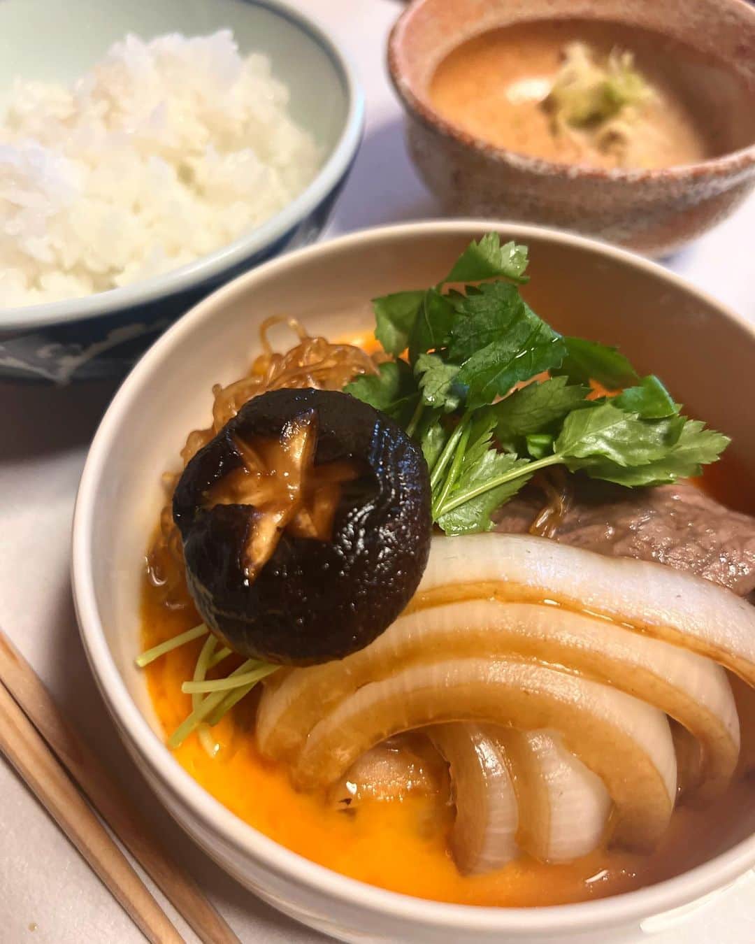 Sayuri（岸岡小百合）さんのインスタグラム写真 - (Sayuri（岸岡小百合）Instagram)「* お肉と私😆笑  日山さんのお肉はとても食べ応えがありました♡  サービス、盛り付け、お肉やお野菜、お米、たまご‥ どこをとってもこだわりを感じ、 特別な時間になりました☺️  #すきやき #日本の味 #すきやき割烹日山  #日山 #人形町グルメ  #人形町」5月17日 11時50分 - sayuuringo