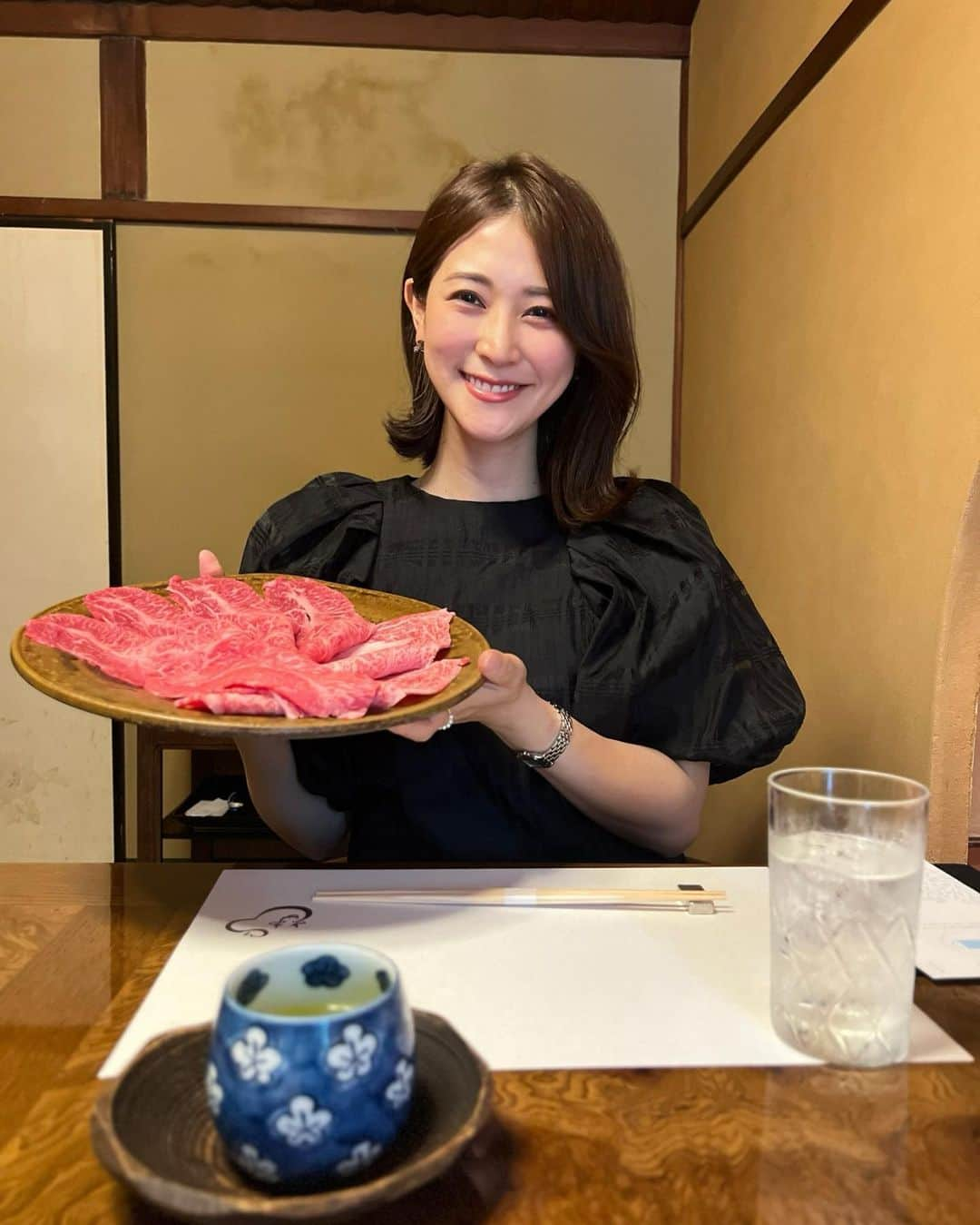 Sayuri（岸岡小百合）のインスタグラム：「* お肉と私😆笑  日山さんのお肉はとても食べ応えがありました♡  サービス、盛り付け、お肉やお野菜、お米、たまご‥ どこをとってもこだわりを感じ、 特別な時間になりました☺️  #すきやき #日本の味 #すきやき割烹日山  #日山 #人形町グルメ  #人形町」