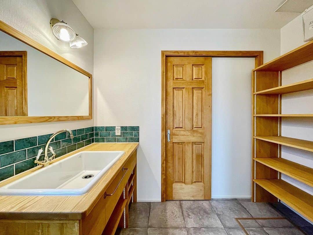fukui-kensetsuさんのインスタグラム写真 - (fukui-kensetsuInstagram)「大江町N様邸の洗面所です。  扉の奥はキッチンで、洗面台の背中には大きな棚もあり、便利な導線と収納になっています。  造作洗面台はグリーンのタイルにゴールドの水栓がアクセントになった、素敵なデザインになっています✨  #洗面所 #洗面所インテリア #造作洗面台 #病院用シンク #sk106 #輸入水栓 #輸入ドア #可動棚 #自然塗料 #自然塗料リボス #自然素材の家 #自然素材の家づくり #マイホーム  +++--------------------+++  山形暮らしの家づくり  #福井建設#山形市#工務店#注文住宅#山形注文住宅#山形の工務店#山形住宅会社  山形の風土に合った注文住宅を建設しています。  ↓プロフィール↓ @fukui_kensetsu  ↓現場のことや日常をご紹介するアカウント↓ @fukui_kensetsu_pr  お問い合わせなど、お気軽にDMしてください♪ +++--------------------+++」5月17日 11時47分 - fukui_kensetsu