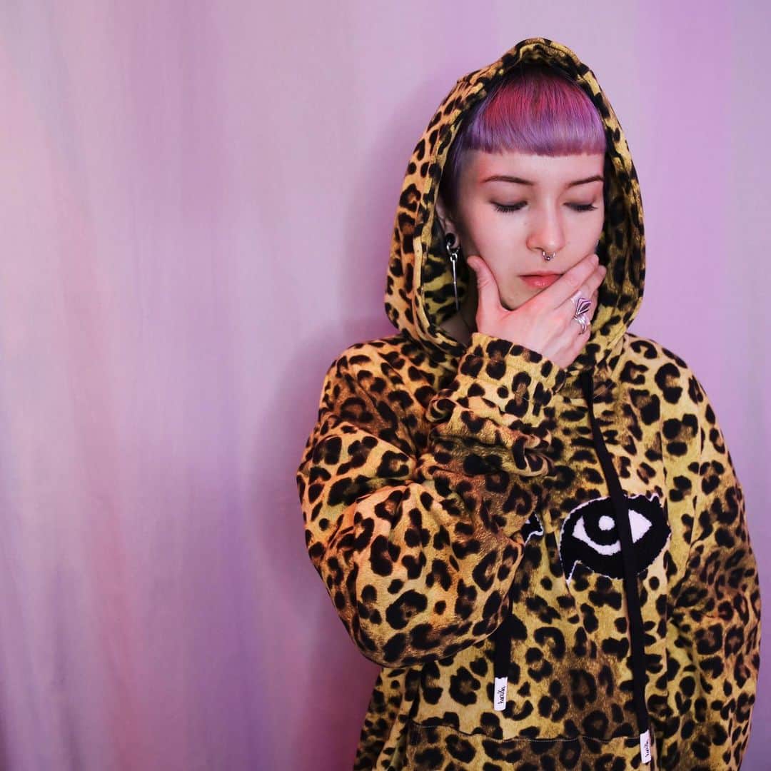 マヤ・ジェーン・コールスのインスタグラム：「〰 ꜰʀɪᴅᴀʏ may 19th ⭐️ electronic producer, dj, and sonic enigma @mayajanecolesofficial presents: 𝖓𝖎𝖌𝖍𝖙𝖈𝖗𝖊𝖆𝖙𝖚𝖗𝖊𝖘, a full club takeover at @elsewherespace 🦋🔮💫 �in the hall, maya jane coles spins up some hype house + hypnotic techno with support from jubilee b2b bianca oblivion 💜✨⛓ in zone one, bambii keeps it current with a blend of jungle, dancehall + UGK 🌱🧼🔗 grab yr tickets at the link in @elsewherespace bio 💿🌸 〰」