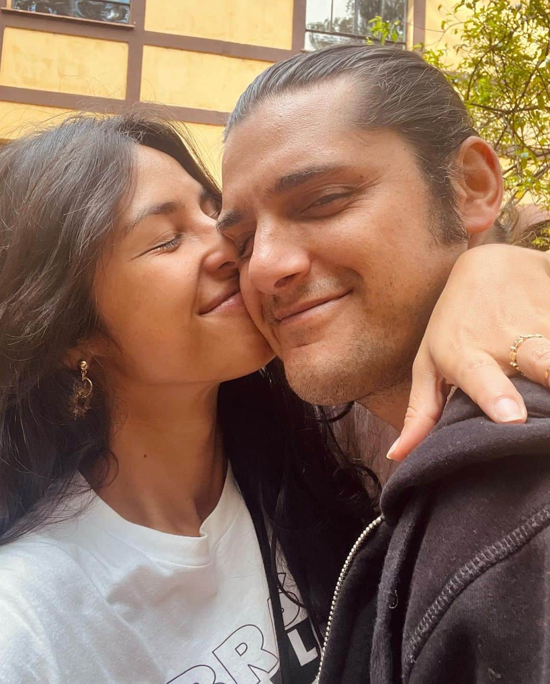 Yanna Lavigne 稲垣アンのインスタグラム：「Você aceita meu ser dual, ou multifacetado… Ou o que quer que seja não é fácil de lidar e você faz isso com maestria.  Pensando bem… eu também! 😂🩵  Obrigada por buscar “não sei bem o quê” até sei lá onde, nessa força de ser dois. Amo você, paizinho!」