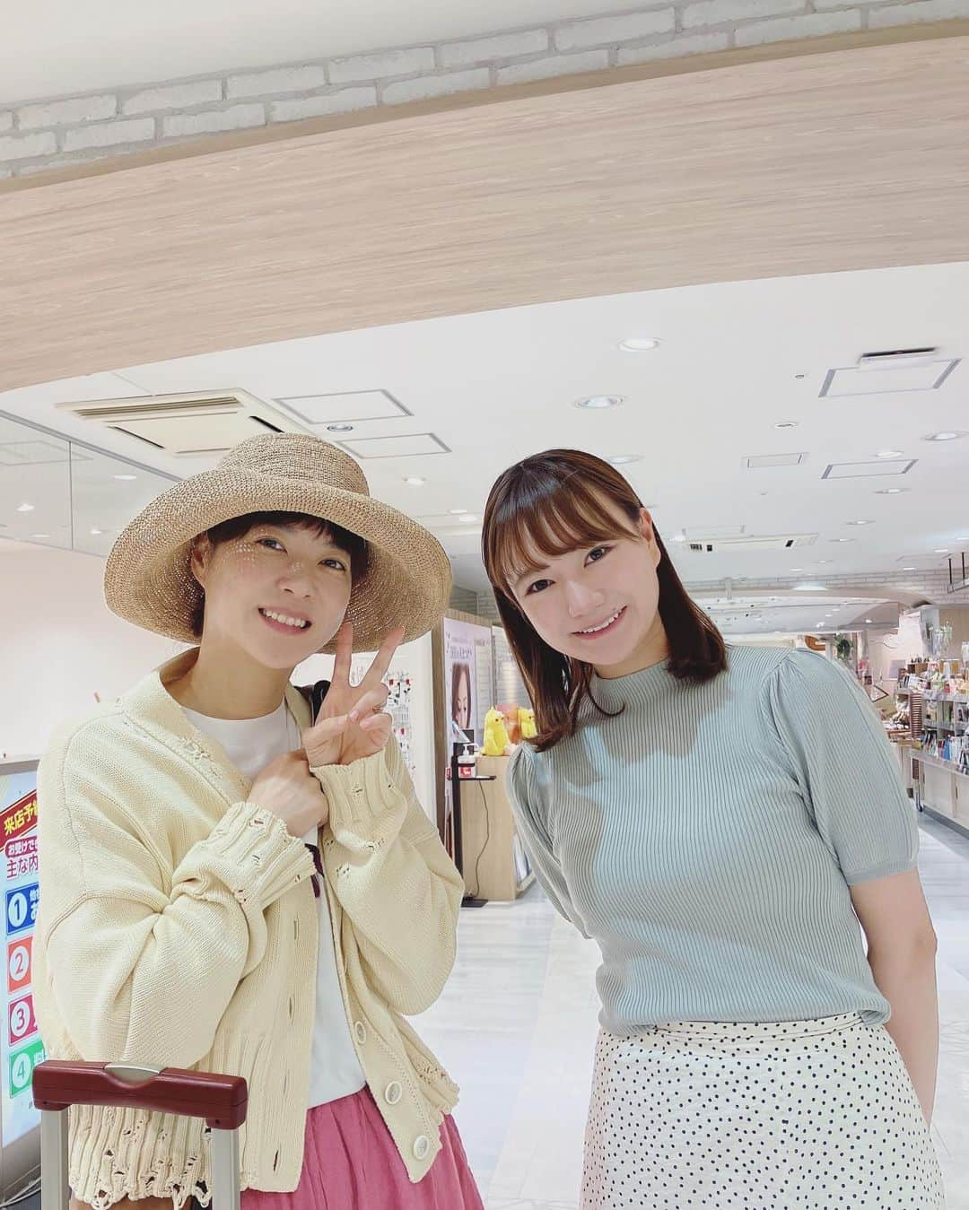 上野樹里さんのインスタグラム写真 - (上野樹里Instagram)「盛岡駅に着いて、ものの30秒。 エレベーターで 「上野樹里さんですか?」と声をかけてくださった可愛い女の子。「夢に向かってがんばって！と返信をもらって、本当に夢を叶えました！！」と涙ぐみながら話してくれたのは、岩手県の、仮屋未来アナウンサー✨私が返信する確率から、かなり奇跡的な出会いなので記念にパシャリ📸（っていうか、返信って大事だね。もっと返信しなきゃね！） その日の夕方、宿でニュースを見ていたら、大谷選手（岩手県出身）の活躍ぶりを紹介している仮屋さんの姿が。😊 なんだか岩手にサプライズ歓迎されているような、嬉しい気持ちになりました🍵 これからも、仮屋さんが、お仕事楽しめますように。忙しい移動中に声をかけてくれて、ありがとう😉💐✨ @miku__kariya  #盛岡駅」5月17日 6時29分 - _juri_art_