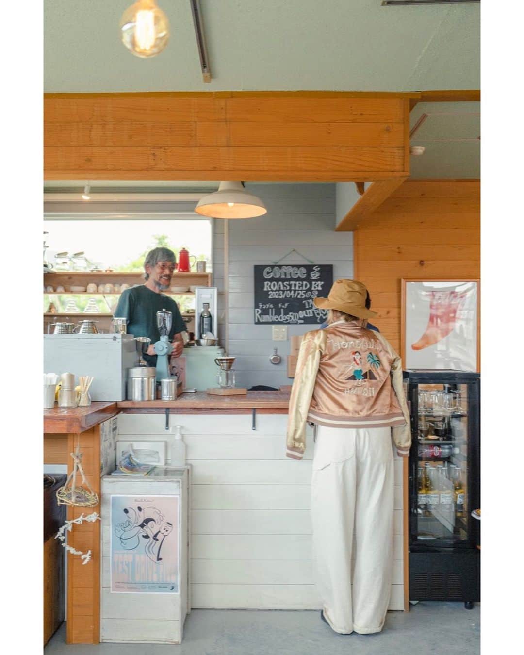 土井地恵理子のインスタグラム：「・ 宮崎に来たら必ず寄るところ @tripcoffee_miyazaki  いつも柔らかな空気が流れていて落ち着く空間 '琥珀の女王'という新作コーヒーが美味しすぎた♡  受け継がせて頂いたむちゃくちゃ素敵なスカジャンで。 ありがとうございます、大切に着ます🙏🏼✨ @cheryamazaki   #宮崎 #miyazaki #surftrip #cafe #coffee #カフェ #コーヒー」