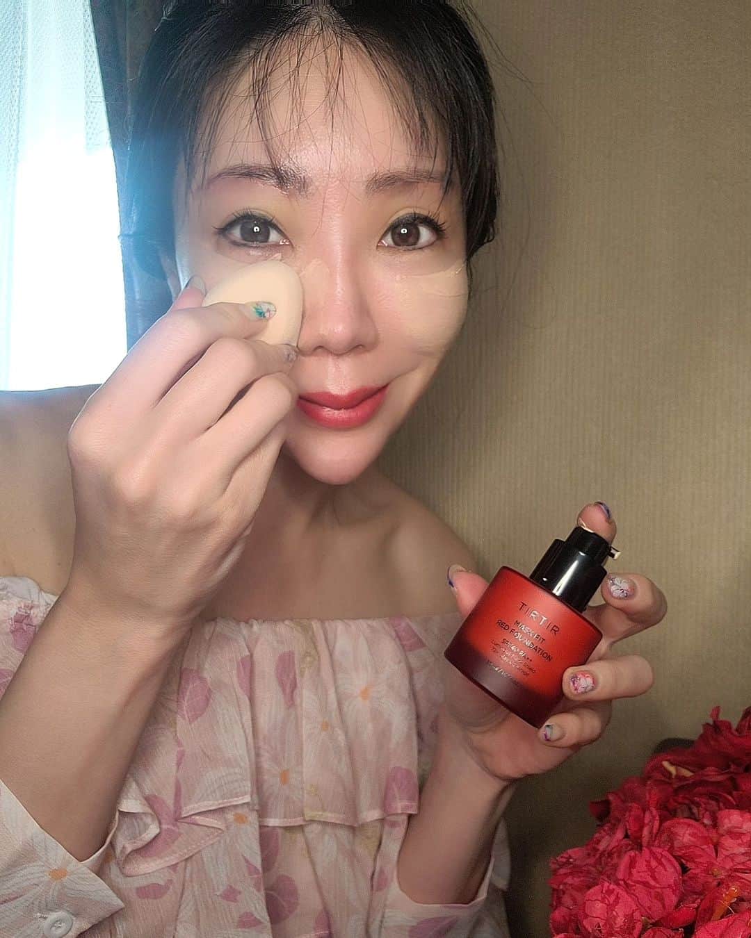 今堀恵理のインスタグラム：「クッションファンデも下地も使ってるTIRTIR @tirtir_jp_official  友達がリキッドファンデ使った事ある?めっちゃいいよ✨と言ってたので使ってみました😍 カバー力が高くて崩れにくいんです。クッションファンデは艶肌に、リキッドファンデなマットに仕上がります  付属のスパチュラで塗り広げた後にスポンジで肌にしっかり密着させます❤ スパチュラとスポンジも付いてるから便利です  #TIRTIR #sponsored #マスクフィット」