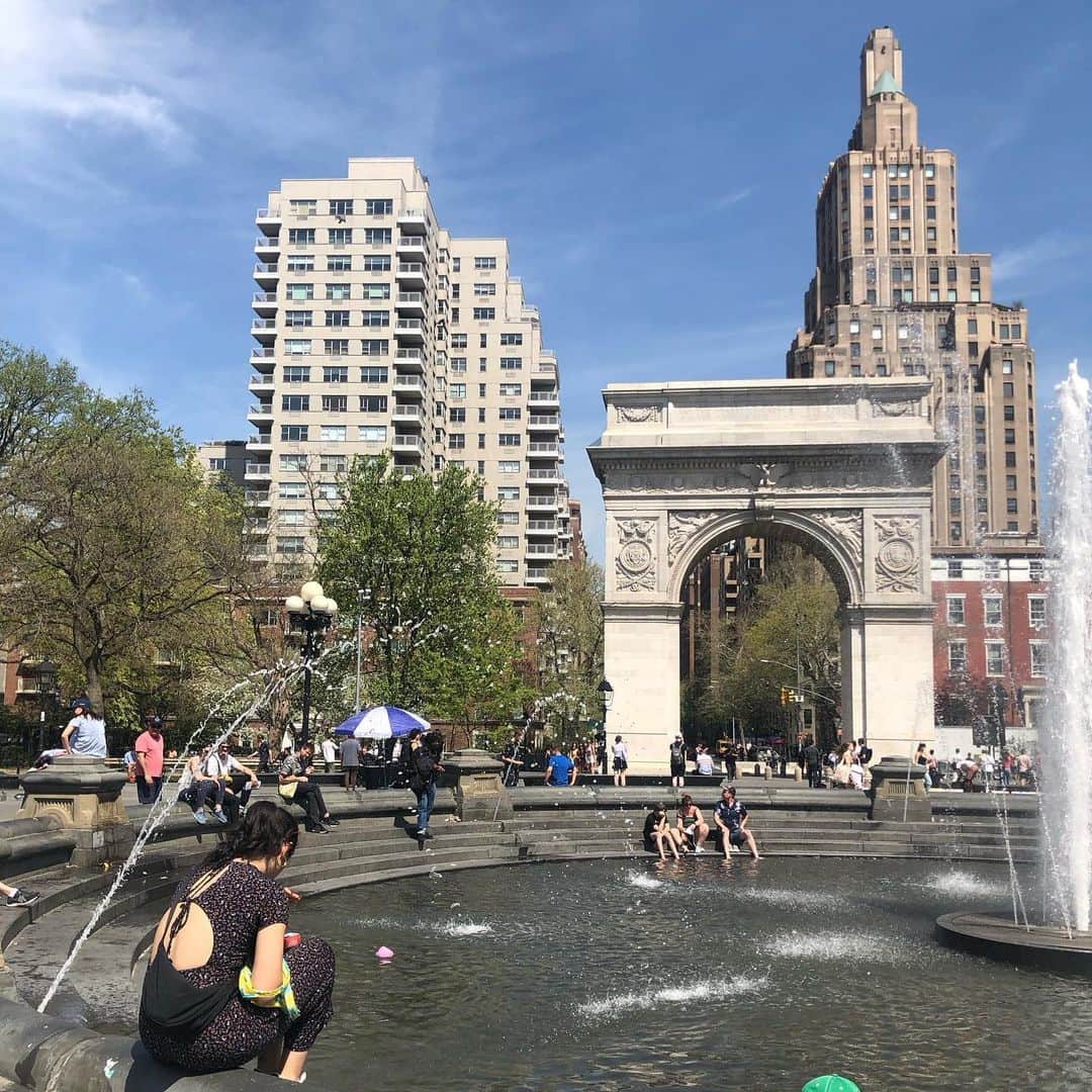 岡田育のインスタグラム：「our WSQ fountain says it's not spring or sprung but summer⛲️ #washingtonsquarepark   誰かが噴水とびこんだら夏 すなわち今日からサンダル だけど来週からまた冬予報  ……という日記を書いたのは今日5月16日でなく4月14日のこと！ そこからがまた、しまいこんだジャケット出すほど寒かった！ けどまた今日は27度！ そして明後日は8度！ いい気候ですけどね。」