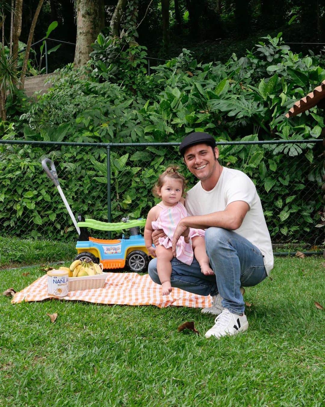 Bruno Gissoniのインスタグラム：「Ver brotar para ver crescer! Aqui em casa acreditamos em uma nutrição adequada, essencial para o desenvolvimento e para ter todos os nutrientes no momento de grande desenvolvimento e ter o suporte de uma fórmula para a primeira infância adequada faz a diferença. Por aqui damos @nestlenanlac Supreme para a alimentação da Amélia. A fórmula infantil de primeira infância, Nanlac®️ Supreme é a única com 2 HMOs (2”-FL e LNnT), proteína exclusiva, DHA e ARA. Consulte sempre o pediatra ou nutricionista do seu filho para orientações de alimentação. #Publi #Consulteseupediatra」