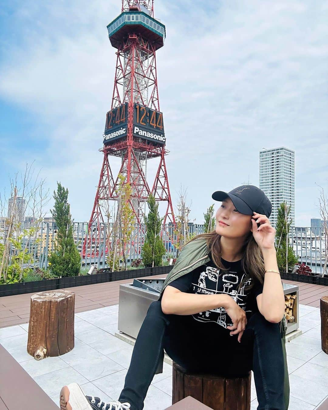 Sayaka.Mさんのインスタグラム写真 - (Sayaka.MInstagram)「. 屋上テラスが絶景な @canvassapporoodoripark へ  ザロイヤルパーク キャンバス  札幌大通公園 ━━━━━━━━━━━━━  前に一階のレストラン HOKKAIDO CUISINE KAMUY ━━━━━━━━━━━━━ KAMUYには伺った事があり、あっ女子会にも使えるこんな素敵な場所があるんだー。って思っていたんだけど、今回は打ち合わせで利用させていただきました😌✨ 空間・お料理共に良くて、今回食べた1,800円のコースもお肉か魚か選べて量的にもちょうど良かった❣️最近コース多いと入りきらない年齢にw  他にもボリュームあげたコースもあります。色々食べてみたいな☝️ @hokkaido_cuisine_kamuy   2階にロビーがありホテルへ ロビーも素敵な雰囲気で、テレビ塔側を見ながらデスクワーク出来る✨  お部屋も木を基調とした温もりがありながらも洗練された作り。私が個人的に好きな感じ。窓からはテレビ塔も見えまし#た。テレビがない代わりにオーディオレコードが🫶  札幌どこにいくにも、ここの利便性っていいしまたまたオススメできるホテルを発見しちゃいました。 イベントもやっていて、イベントは宿泊者じゃなくても遊びに行けるみたいだから、今度そちらもチェックしにいこ😉  ┈┈┈┈┈┈┈┈┈┈┈┈┈┈┈┈┈┈┈┈ 北海道を発信✐☡ グルメ / 観光 / 新店情報  ◍ 観光は #sayaka_北海道旅行 ◍ ？は #sayaka動画 ◍ 使用品やオススメは楽天roomに掲載中   プロフィール欄の下にリンク ┈┈┈┈┈┈┈┈┈┈┈┈┈┈┈┈┈┈┈┈  #ライラック祭り #北海道旅行 #北海道グルメ #北海道観光 #北海道ホテル #札幌ホテル #札幌ホテルランチ #絶景スポット #札幌 #札幌市 #札幌ママ #sapporo #Hokkaido #sapporotrip #sapporofood  #삿포로여행 #삿포로여행✈️ #홋카이도여행#홋카이도 #삿포로 #ザロイヤルパークキャンバス札幌大通公園 #hokkaidocuisinekamuy」5月17日 6時59分 - insta.sayaka