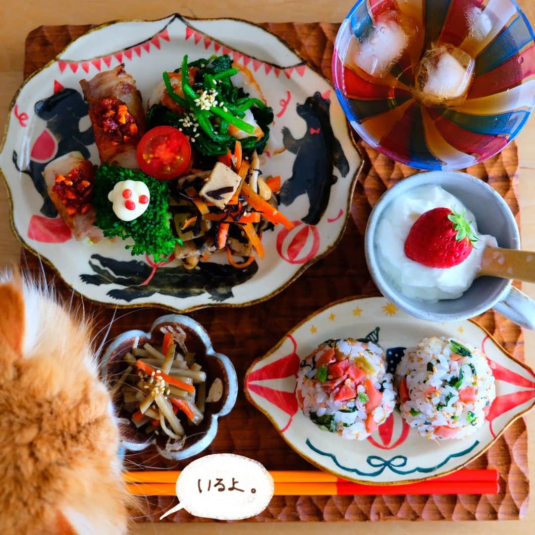 なっつ。さんのインスタグラム写真 - (なっつ。Instagram)「𝟸𝟶𝟸𝟹.𝟻.𝟷𝟽.𝚆𝚎𝚍𝚗𝚎𝚜𝚍𝚊𝚢  ＼ℙ𝕌ℕ𝕀ℂ𝔸𝔽𝔼 𝕃𝕌ℕℂℍ.𓌉◯𓇋／ ✿ ある日のおうちごはん ・長ねぎの豚肉巻き カリカリラー油がけ ・梅と青菜とジャコのおにぎり ・ひじき、しめじ、高野豆腐、 人参の煮物 ・ブロッコリー、ミニトマト ・ほうれん草とちくわ 明太子の和え物 ・いちごヨーグルト ✿  ちびっこな まんまるおにぎりに 常備菜などを ちょこもり。 こういうの盛り付け終わると テンション上がる♡  スーパーの鮮魚コーナーの はしっこで売ってる 『梅と青菜とジャコ』のパック。 おにぎりにも使えたり パスタにも使えたりして お気に入りです♡  カリカリ梅って 小さいころから 心くすぐるポイント ついてきてくれる。 大好きー。  そして最近便利じゃーんって 色んなものに入れてる 小さい細切りの高野豆腐。 お味噌汁に さっといれたりもできる 万能な子。  ちゃぁくんが いるよアピールしてきました。 氷が大好きでね。 飲み物氷入れてると ちょいちょい要注意です。  ごちそうさまでした♥️  𓅪𓅫𓅫 - - - - - - - - - - - -  𖤣𖥧𖥣𖡡𖥧𖤣  3時にちゃぁ君に  ／ スープのみたいよぉおお さびしいよぉおお🦁 ＼  って起こされてから 寝られなくなってしまって 5時過ぎから30分だけ 起きるまでうとうとしたら 起きたら気持ち悪くなってて なんか損した気分(笑)  今日はさらに 暑くなるみたいですね。 気を付けて 外におでかけくださーい。  ／ 今日も良き日に。 今日も良い日に なーるなるっ☺︎ ＼ ・ ・ ・ #おにぎり#なっつごはん🍚」5月17日 7時00分 - punipopo