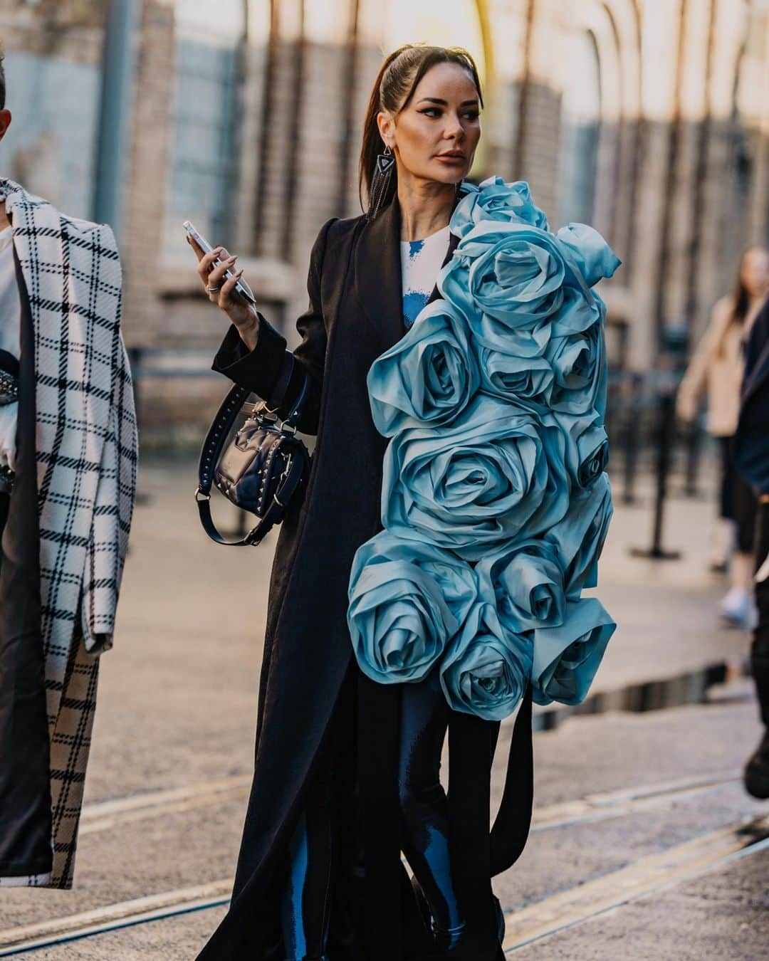 Vogue Runwayさんのインスタグラム写真 - (Vogue RunwayInstagram)「The colorful array of printed dresses, espadrilles, corsets, and bare torsos currently seen outside the shows in Sydney would have you almost fooled that it's summer and not autumn rapidly drifting into winter. But the weather Down Under is currently 50 degrees and foggy, and while some street stylers are holding on to the remnants of the last warm days, others have embraced the elements in a chic selection of unique coats, light cardigans, and layered tailoring. At the link in bio, follow along as Su Shan Leong captures the best dressed guests outside Sydney’s resort 2024 shows. Photographed by @leongsushan」5月17日 7時00分 - voguerunway