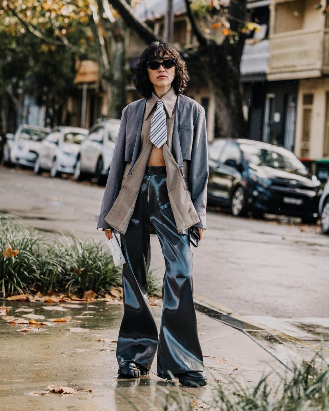Vogue Runwayさんのインスタグラム写真 - (Vogue RunwayInstagram)「The colorful array of printed dresses, espadrilles, corsets, and bare torsos currently seen outside the shows in Sydney would have you almost fooled that it's summer and not autumn rapidly drifting into winter. But the weather Down Under is currently 50 degrees and foggy, and while some street stylers are holding on to the remnants of the last warm days, others have embraced the elements in a chic selection of unique coats, light cardigans, and layered tailoring. At the link in bio, follow along as Su Shan Leong captures the best dressed guests outside Sydney’s resort 2024 shows. Photographed by @leongsushan」5月17日 7時00分 - voguerunway