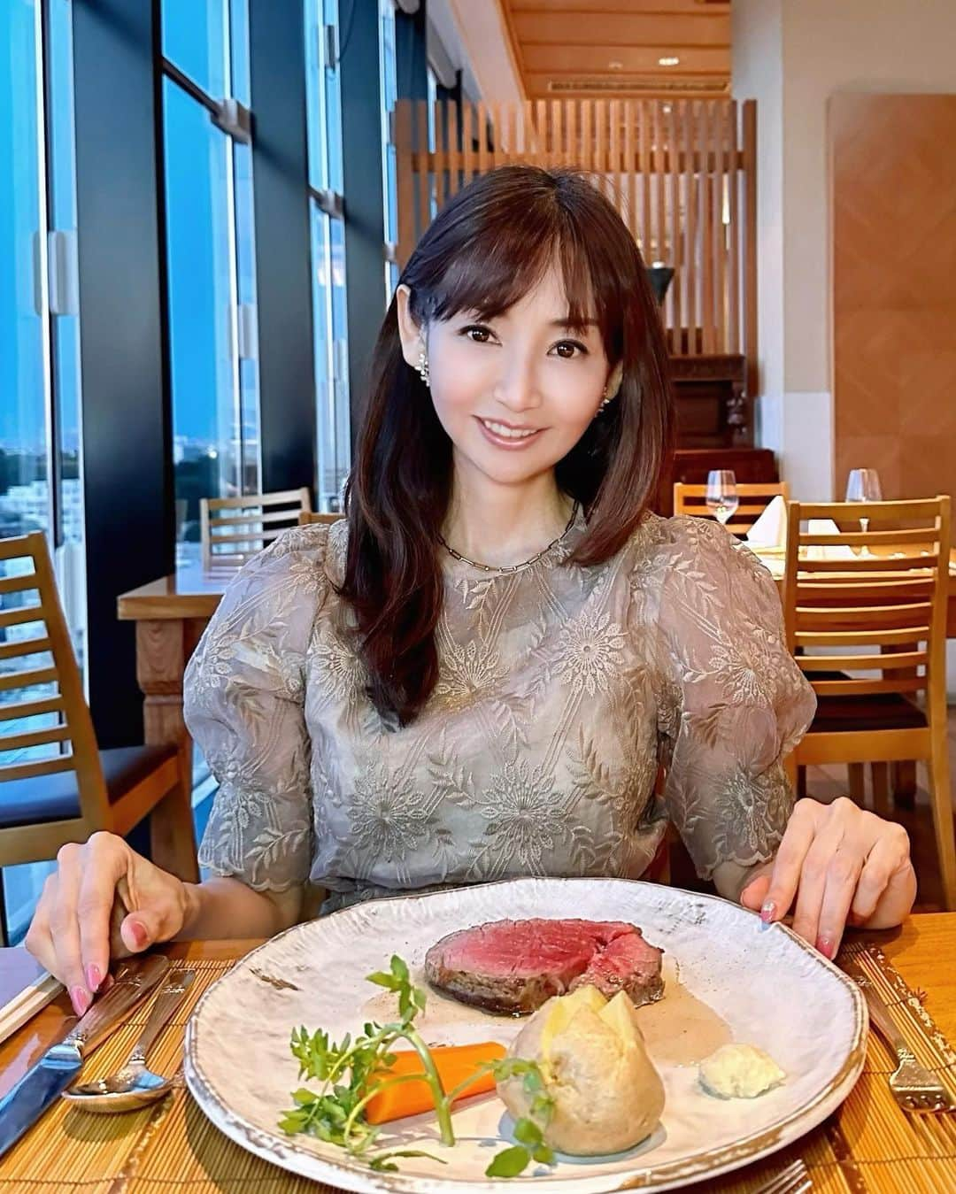 長谷川夕希子さんのインスタグラム写真 - (長谷川夕希子Instagram)「昨夜は母の日🌹ディナー🍽で母が好きな鎌倉山へ✨  一日でも早く母を安心させたいのに、心配かけっぱなしの私🥹 本当に不甲斐ない🥲  私がたくさん親孝行できるように 長生きしてくれますように✨😌✨  #二子玉川グルメ  #鎌倉山  #玉川高島屋  #二子玉川ディナー  #アラフォーライフ #アラフィフライフ #美魔女 #大人女子 #ローストビーフ  #ヒレ肉  #肉料理」5月17日 7時19分 - yukikogabby