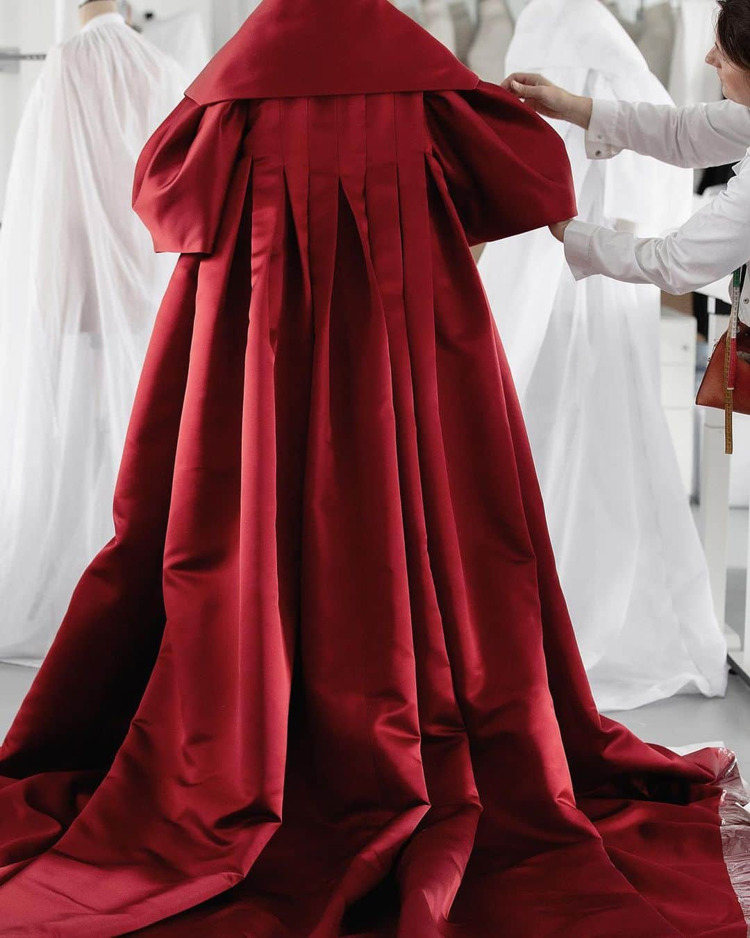 クリスチャンディオールさんのインスタグラム写真 - (クリスチャンディオールInstagram)「An opulent masterpiece of ruby-coloured pleats and drapes requiring no less than 40 metres of fabric and infinite #DiorSavoirFaire, the #DiorCouture satin opera coat worn by @UmaThurman to the opening ceremony of the 76th edition of @FestivaldeCannes - designed by @MariaGraziaChiuri - looks red-carpet ready in the Dior Atelier as the petites mains apply the final touches. #DiorCannes #StarsinDior © Sophie Carre」5月17日 7時21分 - dior