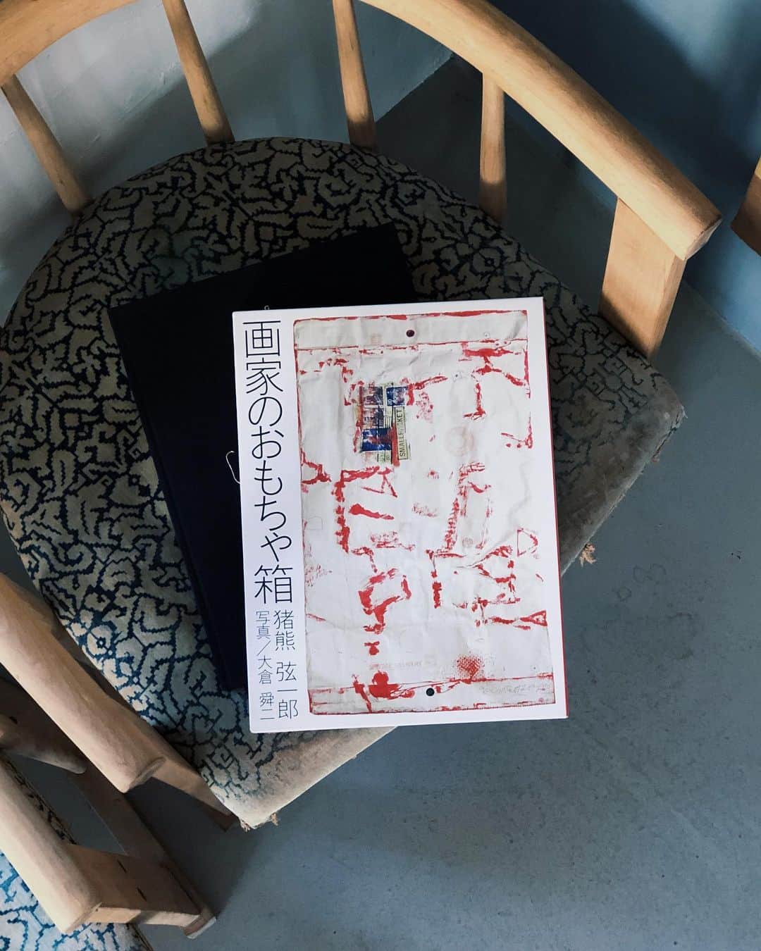 nostos booksのインスタグラム：「本日は猪熊弦一郎の蒐集物をあつめた『画家のおもちゃ箱』、ハイエンド・オーディオ・デザイン集、日本の伝統パッケージ集、フェイ・トゥーグッドの作品集など41冊を入荷しました。  オンラインストアへは商品タグをタップ◯ 　 入荷本からおすすめ10選  ----------  1冊目 『画家のおもちゃ箱』 フランスでアンリ・マティスに師事し、愛猫家の画家としても知られる猪熊弦一郎。世界中で集めた蒐集物などについてを綴った、文化出版局『ミセス』での連載などをまとめた一冊。切手やパイプなどといった蒐集物の写真とそれにまつわるエッセイ、さらにアトリエや住居も紹介。写真は大倉舜二によるもの。   ----------  2冊目 『日本の伝統パッケージ』 伝統的な包装技術の研究家として国際的に知られたアートディレクター・岡秀行が、日本伝統の包装デザインを収集した資料集。素材本来の持ち味と特性を極限まで突き詰めた見事な包装技術、パッケージデザインの数々を掲載。  ----------  3冊目 『Hi-Fi: The History of High-End Audio Design』 ハイエンド・オーディオ・デザインを集めた資料集。1950年代から今日にいたるまでのオーディオの進化を辿りながら、世界中の人々がそのデザインやサウンドに夢中になった流れを、多数の図版とともに紐解いていく。  ----------  4冊目 『Mina Perhonen: Ripples』 ミナ ペルホネンのビジュアルブック。テキスタイルとその原画、スケッチ、工場での制作風景、レターなどといった作品を多数収録し、ブランドの世界観やデザインの在り方を伝える一冊。デザインはサイトヲヒデユキによるもの。  ----------  5冊目 『日本の紙 全2冊揃』 毎日新聞社が出版した和紙の資料集。厳選した生漉紙64点と加工和紙86点、計150点の標本紙を貼り付けて紹介した「標本紙編」と、和紙の歴史や詳細な解説を収録した「解説編」の2冊組み。日本の生活文化を支えてきた和紙の歩みを詳しく知ることができる。   ----------  6冊目 『納札と千社札』 文字と絵画が融合して醸し出される独自な雰囲気と、独創的な造形を伝承してきた納札と千社札を多数収録。江戸のグラフィックデザインと呼ばれるこれらは、好事家のみならず、資料としても活用できる一冊。限定700部。  ----------  7冊目 『おもちゃのいいわけ』 世界的に活躍する彫刻家、舟越桂。氏が手掛けたおもちゃたちと、作品や子どもたちに対する想いを綴ったテキストを収録。おもちゃづくりをだれより一番楽しんだ自身の独白に、優しさと愛情で心温まる一冊。   ----------  8冊目 『布 うつくしき日本の手仕事』 様々な分野で活躍するクリエイティブディレクター・プロデューサーの榎本了壱による手書きの企画書をまとめた資料集。博覧会やアミューズメント施設のプランニング、アイデアスケッチ、台本から講演メモまで、緻密に書かれた貴重な資料から榎本のクリエイティブな創作や発想の一部を知ることができる一冊。  ----------  9冊目 『風呂敷 ギフティングブック』 古来より日本人の贈答習慣に欠かせない布、風呂敷を現代的な視点で再考するビジュアルブック。使用シーンごとの包み方やアイデアを解説するとともに、著名人らによる風呂敷考を紹介。モデルとして山口小夜子も参加している。  ----------  10冊目 『Philippe Starck』 フランス出身のデザイナー、フィリップ・スタルクのインテリアデザイン集。椅子、照明などの家具のデザイン、建築とインテリアデザイン、インダストリアルデザインを３つの章に分け紹介。デザインの細部の写真や図版を通してその仕事を探る。  ----------  店舗情報はこちら @nostosbooks  ----------  #猪熊弦一郎 #nostosbooks #ノストスブックス #祖師ヶ谷大蔵 #砧」