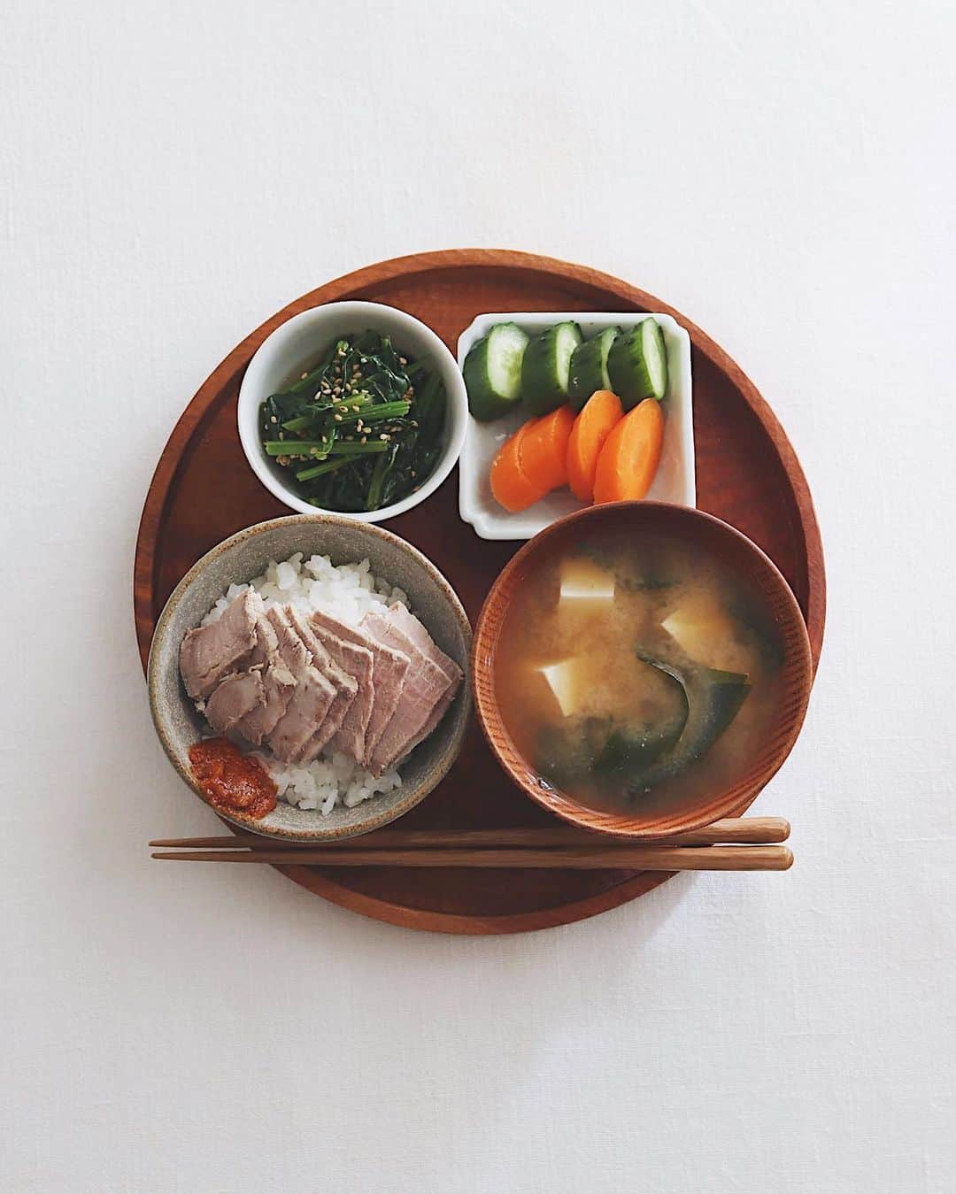 樋口正樹のインスタグラム：「Today's breakfast 🐖 . 今朝は茹で豚のせご飯に ほうれんそうのナムルと 胡瓜と人参のぬか漬けと わかめと豆腐のお味噌汁。 . . . #朝ごはん #茹で豚 #ボッサム #ラブパク #ぬか漬け #お味噌汁 #ほうれんそうのナムル #보쌈 #조식 #된장국 #todaysbreakfast」