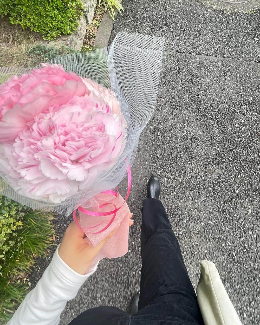 のインスタグラム：「母の日にあげたカーネーション💐  色んな色があって、プレゼント選ぶ側もワクワクするから好き！  最近お花屋さんの前を通るとつい立ち止まってしまいます、お花の可愛さに改めて気づいた〜  ．  ．   #05  #母の日 #ootd  #fyp」