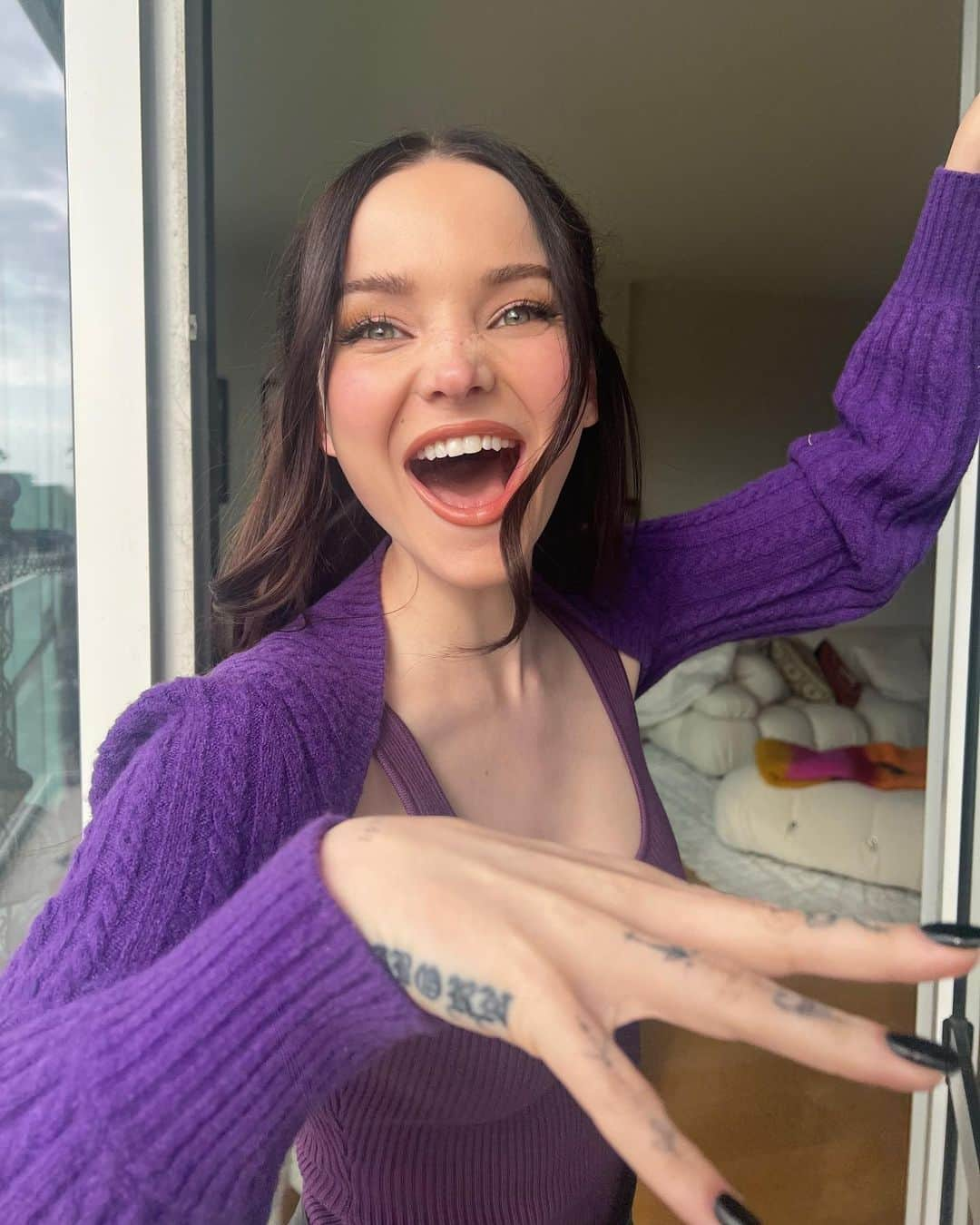 ダヴ・キャメロンさんのインスタグラム写真 - (ダヴ・キャメロンInstagram)「lucky you, i can read minds 🤸🏻‍♀️」5月17日 7時46分 - dovecameron