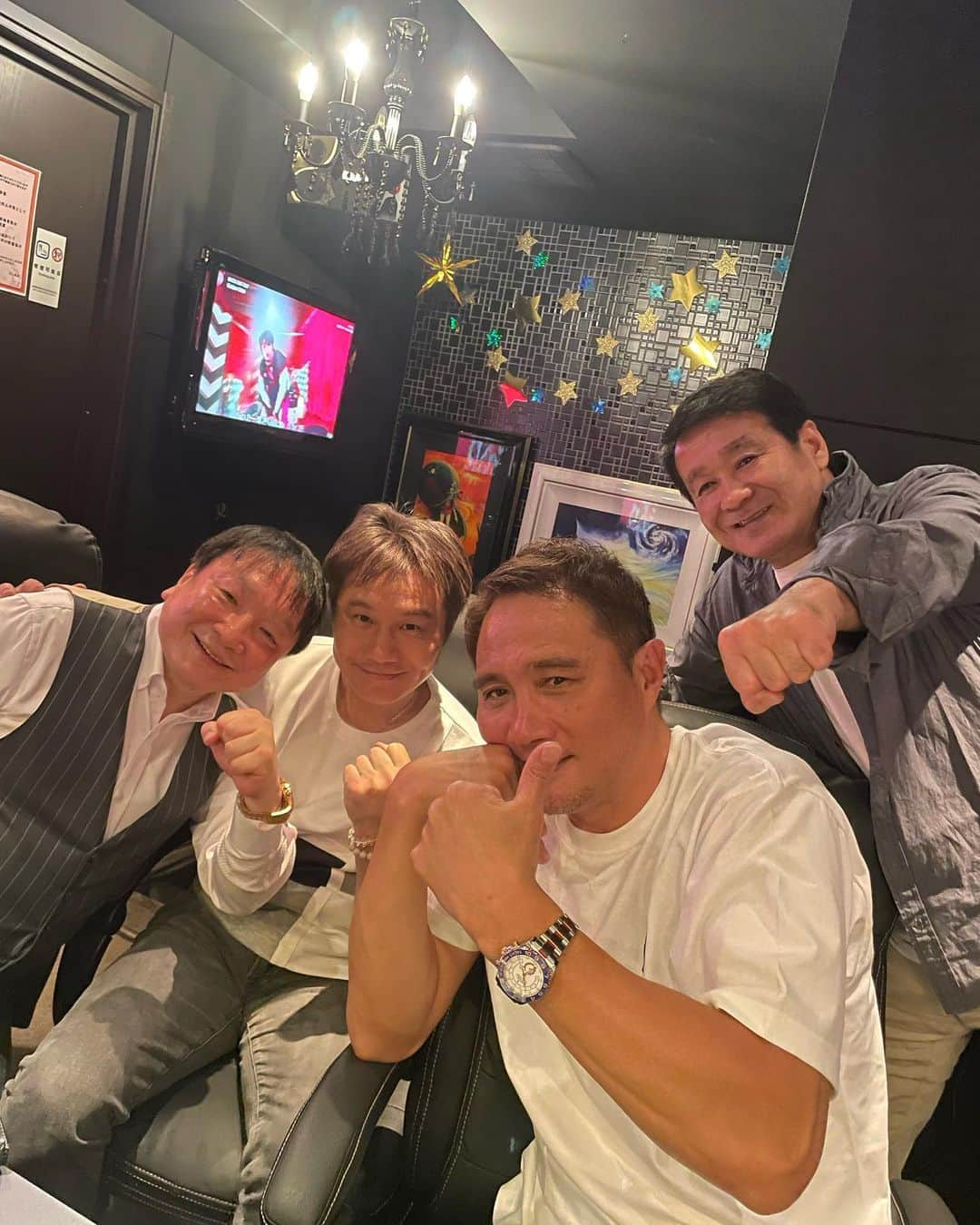 竹原慎二さんのインスタグラム写真 - (竹原慎二Instagram)「昨夜、大橋ジムの下の店でぶっちゃけチャンネルの収録　練習終えたスーパースター井上尚弥くんと写真撮ってもらったわ 7月25日楽しみじゃ  #井上尚弥 #大橋秀行 #渡嘉敷勝男 #畑山隆則 #YouTube #ぶっちゃけチャンネル #渡嘉敷勝男竹原慎二畑山隆則公式チャンネル」5月17日 8時02分 - shinji__takehara