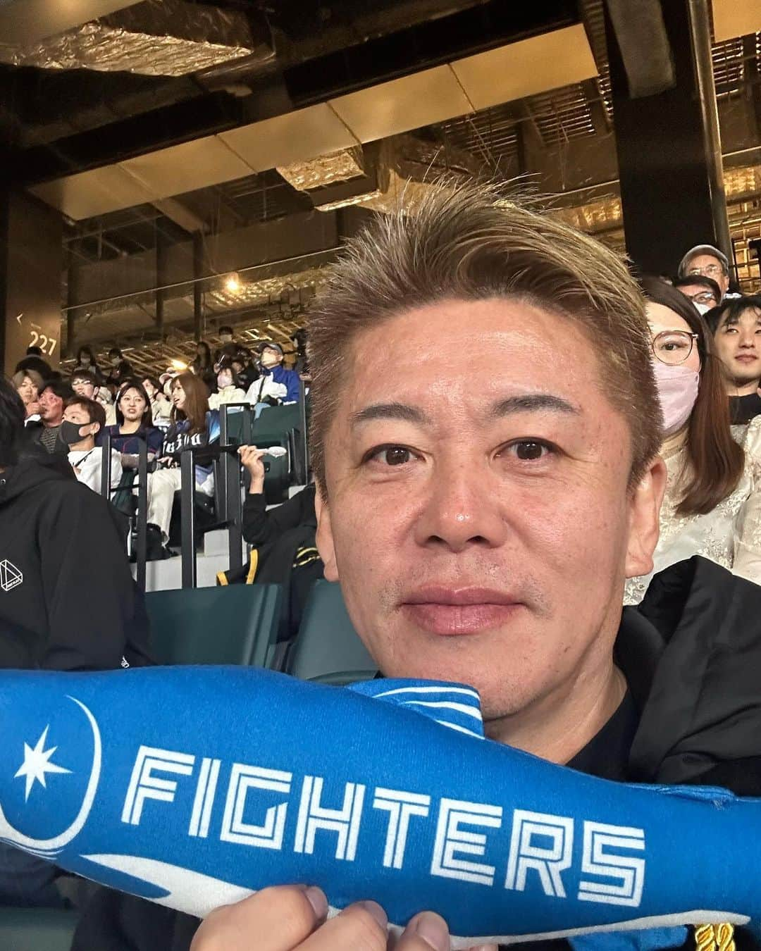 堀江貴文さんのインスタグラム写真 - (堀江貴文Instagram)「#baseball #fighters #hokkaido #esconfieldhokkaido #sauna #エスコンフィールド北海道いってきましたー #温泉サウナから野球見えるのすごい」5月17日 7時56分 - takapon_jp