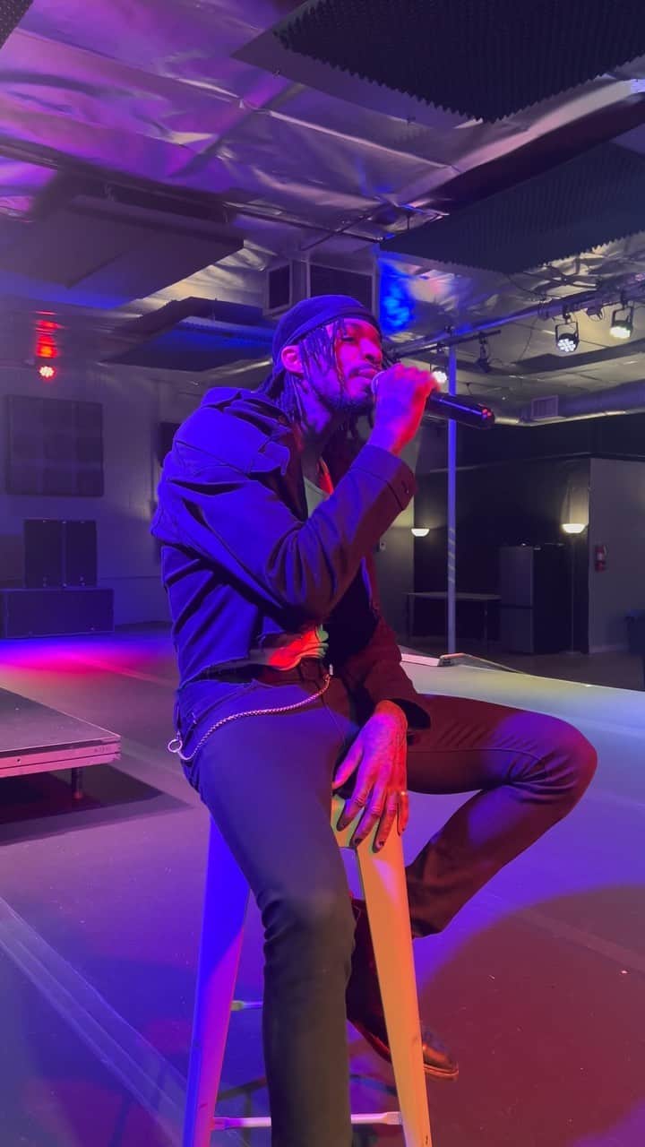 クリス・オドネルのインスタグラム：「In tour rehearsal and wanted to sing a lil’ something for you guys  Session 32 - @summerwalker 🌹  #tourrehearsals #summerwalker」