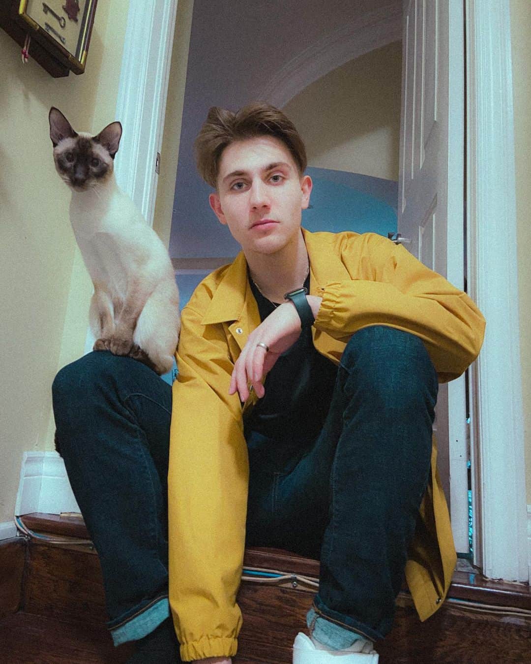 ローマン・サドフスキーのインスタグラム：「My partner in crime 😏🐈🐱」