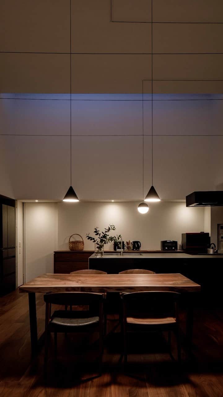 Horibe Associates co., ltd. のインスタグラム：「・ 低く抑えた廊下 4mの天井高さを持つLDK ハイサイドライトからの光 スケールの抑揚と差し込む光の操作によって 豊かな空間を獲得しています。  #設計事務所 #建築家　#平屋　#大阪建築家」