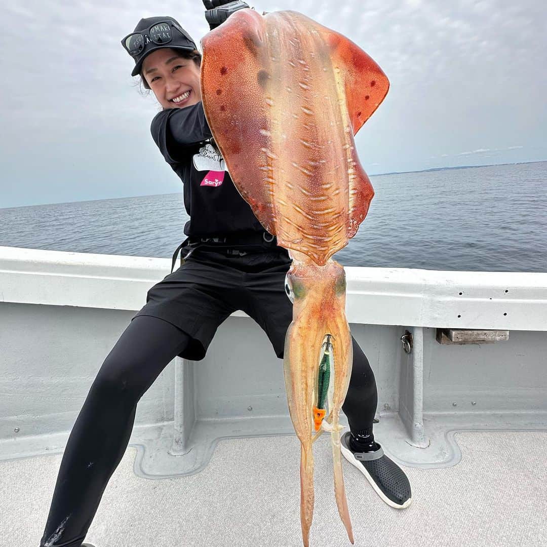 彼方茜香のインスタグラム：「記録更新♥ ずーっと自己🦑記録が船でもオカッパリでも2.7キロでした·͜·  それも凄いことなんやけど、遂に!! 更新!! これが何キロだったのか！？ 元阪神タイガース狩野恵輔の釣り奮闘記YouTube撮影1DAYロケだったので、またお知らせします(˶˙ᵕ˙˶)v カーリー・しょうちゃん・YAZAWA船長 本当にありがとうございました☺  #レッドモンスター  #自己記録更新  #ティップラン  #アオリイカ  #沖縄ティップラン  #ベイトフェザーTR   #しっかり噛み跡メモリアルエギ  #彼方茜香  #sarynfishing  #2023.5.15.am11:36」