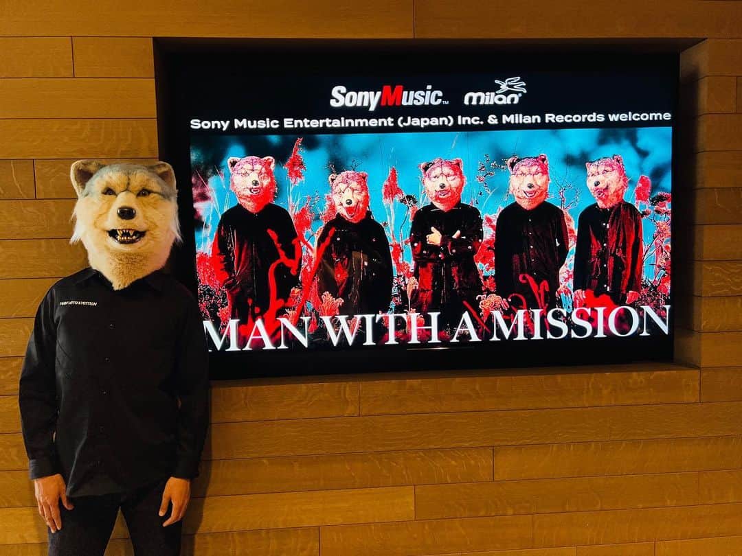 Man With A Missionさんのインスタグラム写真 - (Man With A MissionInstagram)「Jean-Ken Johnny interview day🐺🇺🇸  @ Milan Records   #MWAM #MANWITHAMISSION」5月17日 8時23分 - mwamofficial