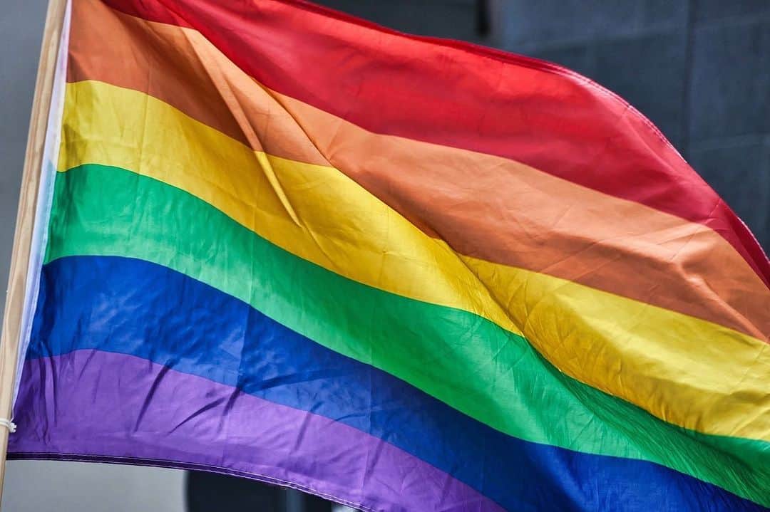フランス大使館のインスタグラム：「5月17日は #国際反ホモフォビア・トランスフォビア・バイフォビアの日 です。1990年5月17日、WHOの「国際障害疾病分類」から同性愛の項目が削除されたこの日を記念し、15年後の同日、同性愛者活動家であるルイ=ジョルジュ・タン教授の提案により2005年に制定されました。   この記念日はフランスでも同様に、あらゆる人のための結婚の法の公布日として選択されました。この法律制定により同性カップルが結婚、養子縁組、相続等が可能となりました。10年後には70000組以上の同性の恋人達が結ばれました。  #LGBT の人々権利擁護は同様にフランスの外交のアクションの1つとして組み込まれており、この意味において、フランス大統領は2022年10月にジャン・マルク・ベルトン氏をLGBTコミュニティ大使に任命しました。🌈🇫🇷」