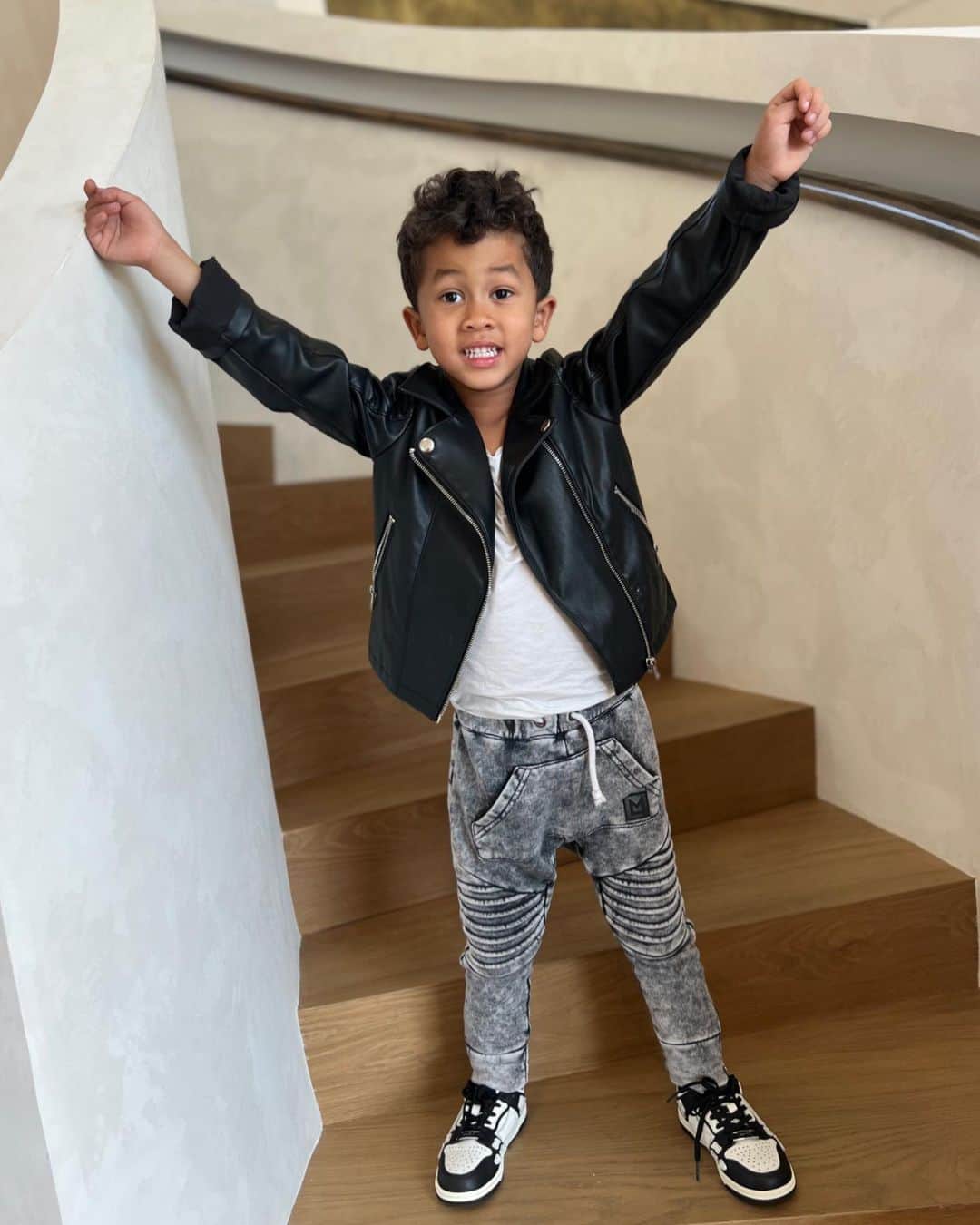 ジョン・レジェンドのインスタグラム：「Look who’s 5 today!  Happy Birthday to Miles!」