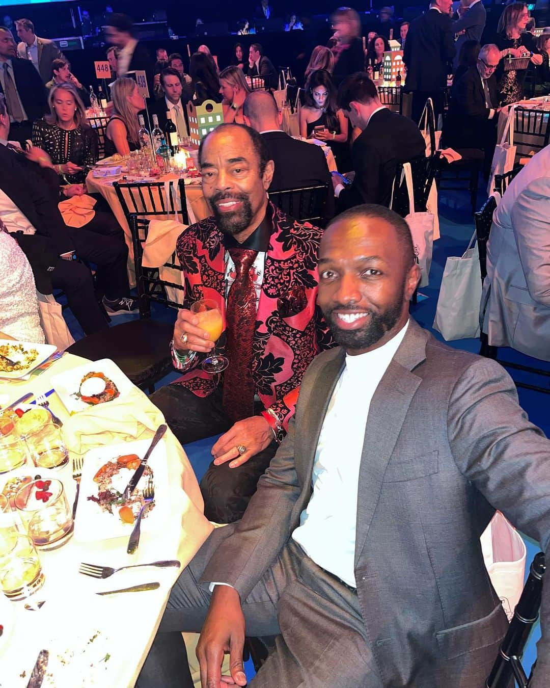 ジェイミー・ヘクターさんのインスタグラム写真 - (ジェイミー・ヘクターInstagram)「Cool night breaking bread and building with the O.G @realwaltclydefrazier #robinhoodgala2023」5月17日 8時33分 - jamiehector