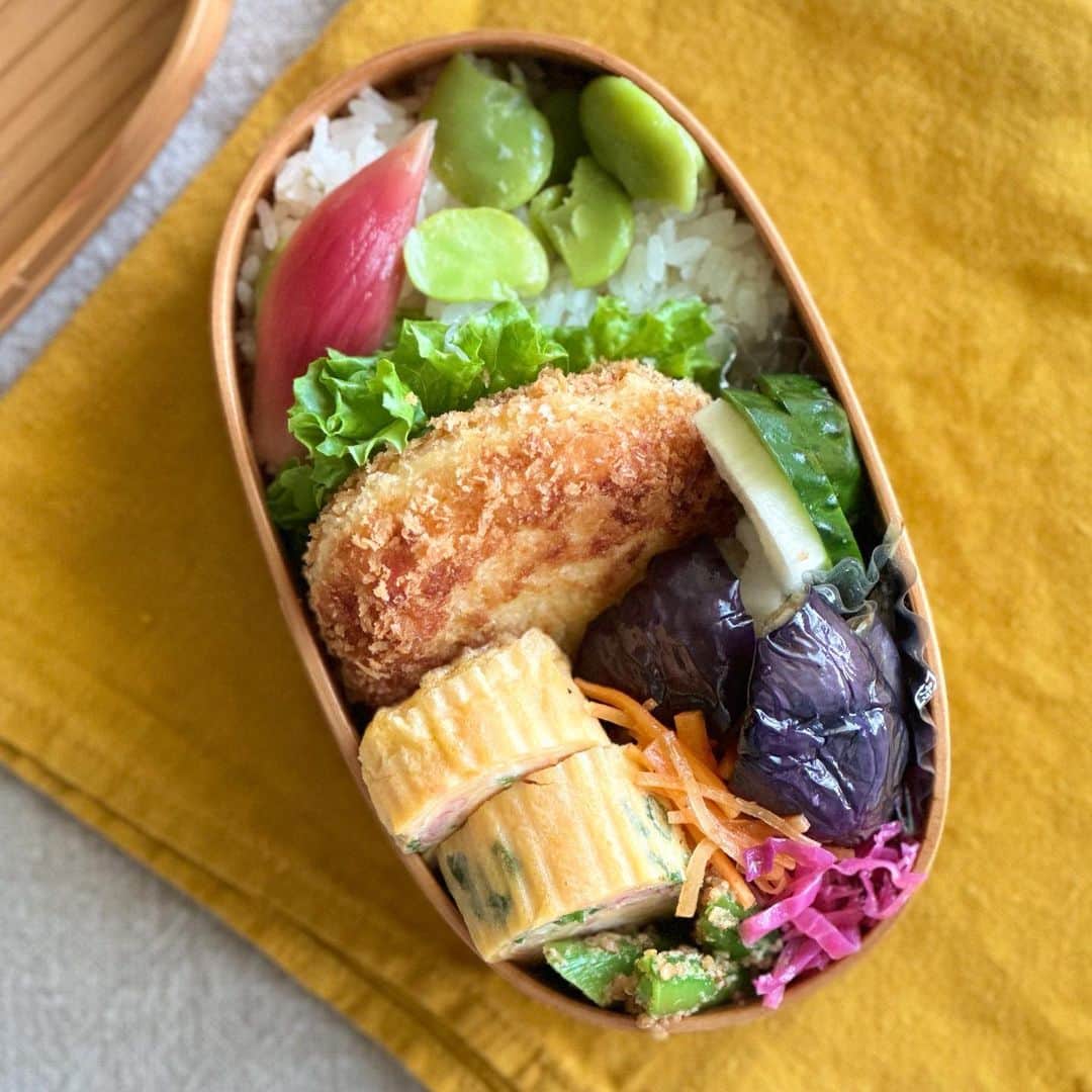 のインスタグラム：「今日のお弁当 2023.05.17  そら豆ごはん エビクリームコロッケ 茄子南蛮 カニカマとネギの卵焼き キャロットラペ 紫キャベツラペ スナップエンドウの胡麻和え 茗荷甘酢漬け  好きな物ばっか弁当で！ 今日はイレギュラーの水曜出勤… 混む気しかしないけど頑張りまーす！」