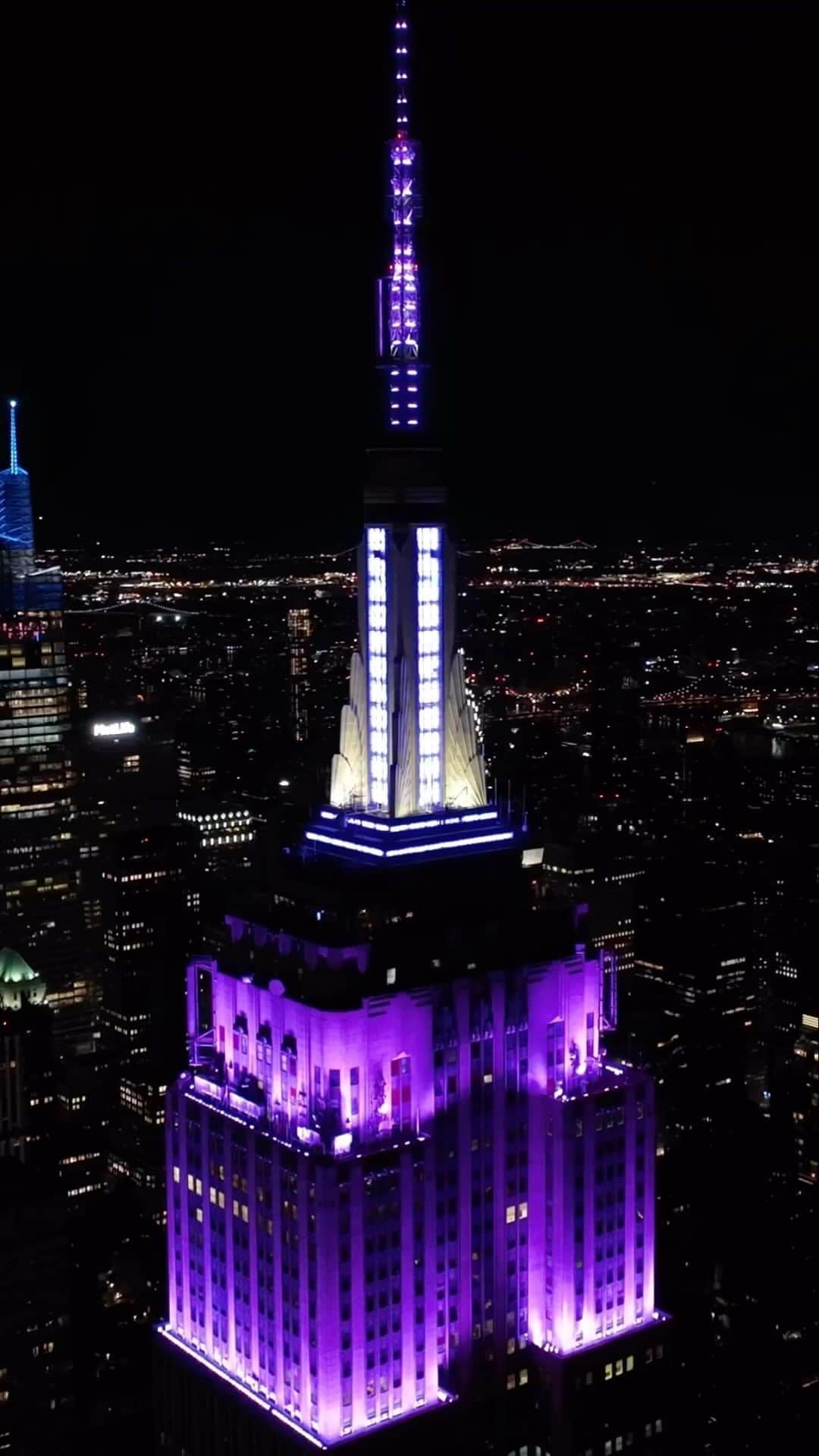 Empire State Buildingのインスタグラム：「Tonight the @empirestatebldg glows violet and white in honor of @nyuniversity’s 190th Commencement! Tag an #NYU2023 grad ⬇️」