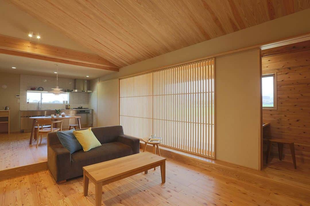 安成工務店さんのインスタグラム写真 - (安成工務店Instagram)「大開口に木製の格子戸を設けたリビング。通風や外からの目隠しになる他、木の家の美しさを際立たせます。  more photos…@yasunari_komuten  ...............  💡暮らしの中の“ちょっといいな”を集めました @yasunari_life  💡安成工務店がご提案する家具ショップ @ecoshop_com  ...............  #木格子 #木製格子戸 #通風アイデア #夏の暮らし #安成工務店 #yasunari #工務店 #注文住宅 #住宅 #木の家 #木造 #一戸建て #新築 #マイホーム #省エネ住宅 #エネルギー自給 #自然素材 #OMソーラー #家 #無垢材 #山口県 #福岡県 #季節を楽しむ #津江杉 #珪藻土 #輪掛乾燥材 #家造り #和モダン #カッコイイ家 #家づくり記録」5月17日 8時36分 - yasunari_komuten