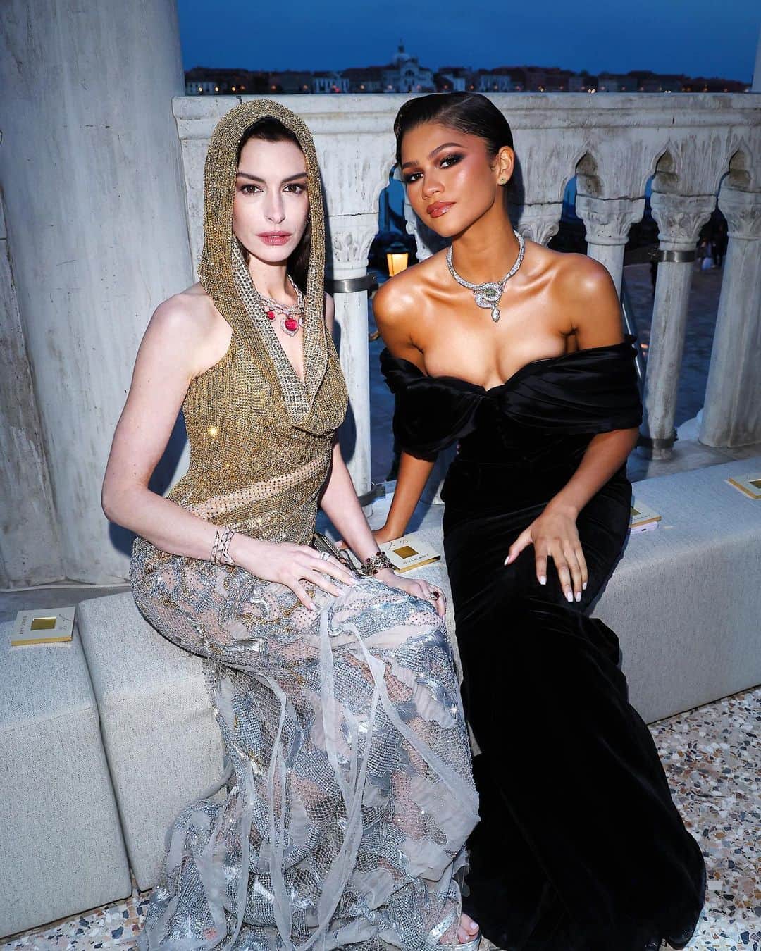 WHO WHAT WEARさんのインスタグラム写真 - (WHO WHAT WEARInstagram)「When two fashion girlies link. 💎 @annehathaway and @zendaya stun at @bulgari’s high jewelry show in Venice, Italy.  photo: getty images」5月17日 8時45分 - whowhatwear
