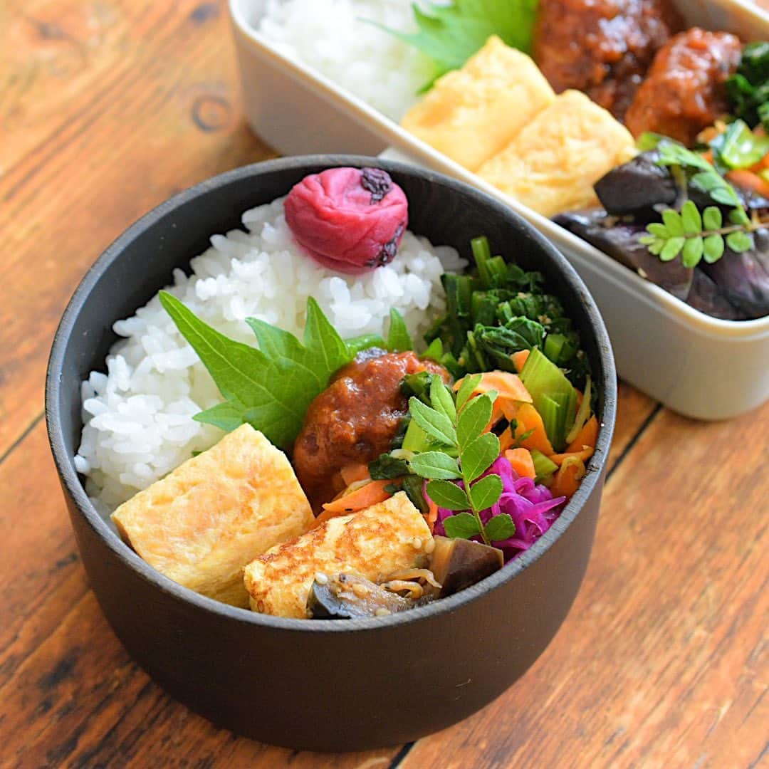 yukiyoのインスタグラム：「2023.5.17* ・ 今日のお弁当 ・ ご飯に梅干し 甘い出汁巻 ハンバーグ つぼみ菜胡麻和え 人参小松菜炒め 茄子としらすピリ辛炒め 紫キャベツマリネ おにぎりの具はおかか昆布の佃煮 お味噌汁はじゃがいもと大根菜、つぼみ菜の茎の太いところ ・ 今日はなんだか暑くなりました。 頑張りましょう〜 ・ #お弁当 #obento #bento #japanesefood #暮らし #igersjp #クロワッサンお弁当部 #クロワッサン普段弁当 #vivahde #山のうつわ」