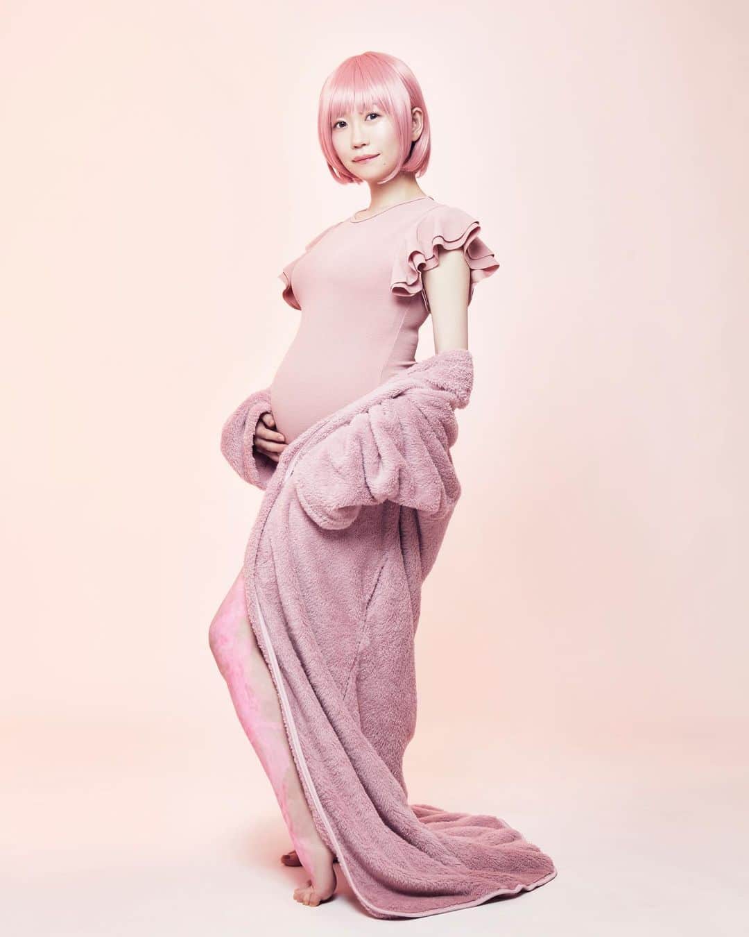 マコ・プリンシパルのインスタグラム：「私の中のもうひとつの宇宙🌠  📸 @mugaing  💄 @jjstagram_make_up   #preggers #maternity #maternityphotography #maternityshoot #maternitypictures  #japandream #tokyodreaming」