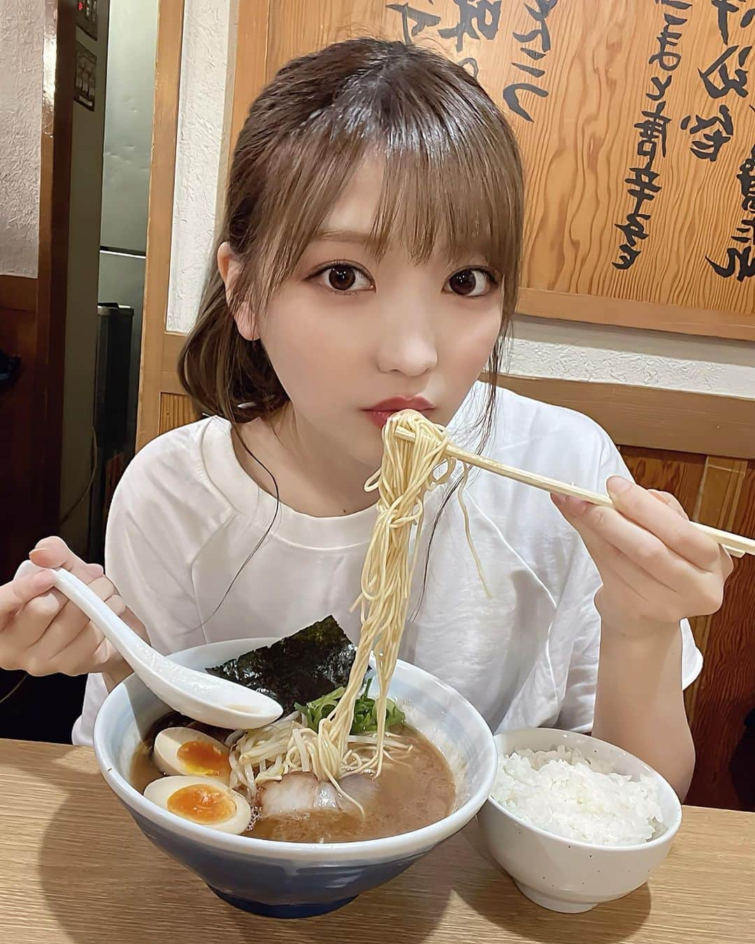 吉沢朱音さんのインスタグラム写真 - (吉沢朱音Instagram)「おはよう🍜🍥 豚骨ラーメンが1番好き^._.^ . 渋谷で食べた、黒豚骨ラーメンだよ〜〜こってり♡ 白ご飯も必須です🍚 . . . #渋谷ラーメン #ラーメン #ラーメン女子  #ramen #instafood」5月17日 8時47分 - nesomagic72