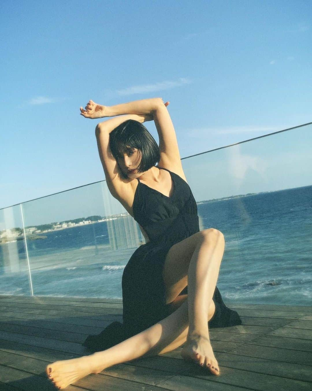 佐藤乃莉さんのインスタグラム写真 - (佐藤乃莉Instagram)「今日、東京は暑いらしい…☀️  #sea#海#足#黒ワンピース」5月17日 8時50分 - nori_sato_