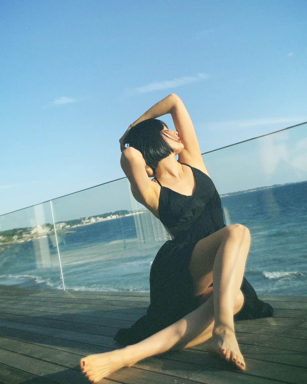 佐藤乃莉のインスタグラム：「今日、東京は暑いらしい…☀️  #sea#海#足#黒ワンピース」
