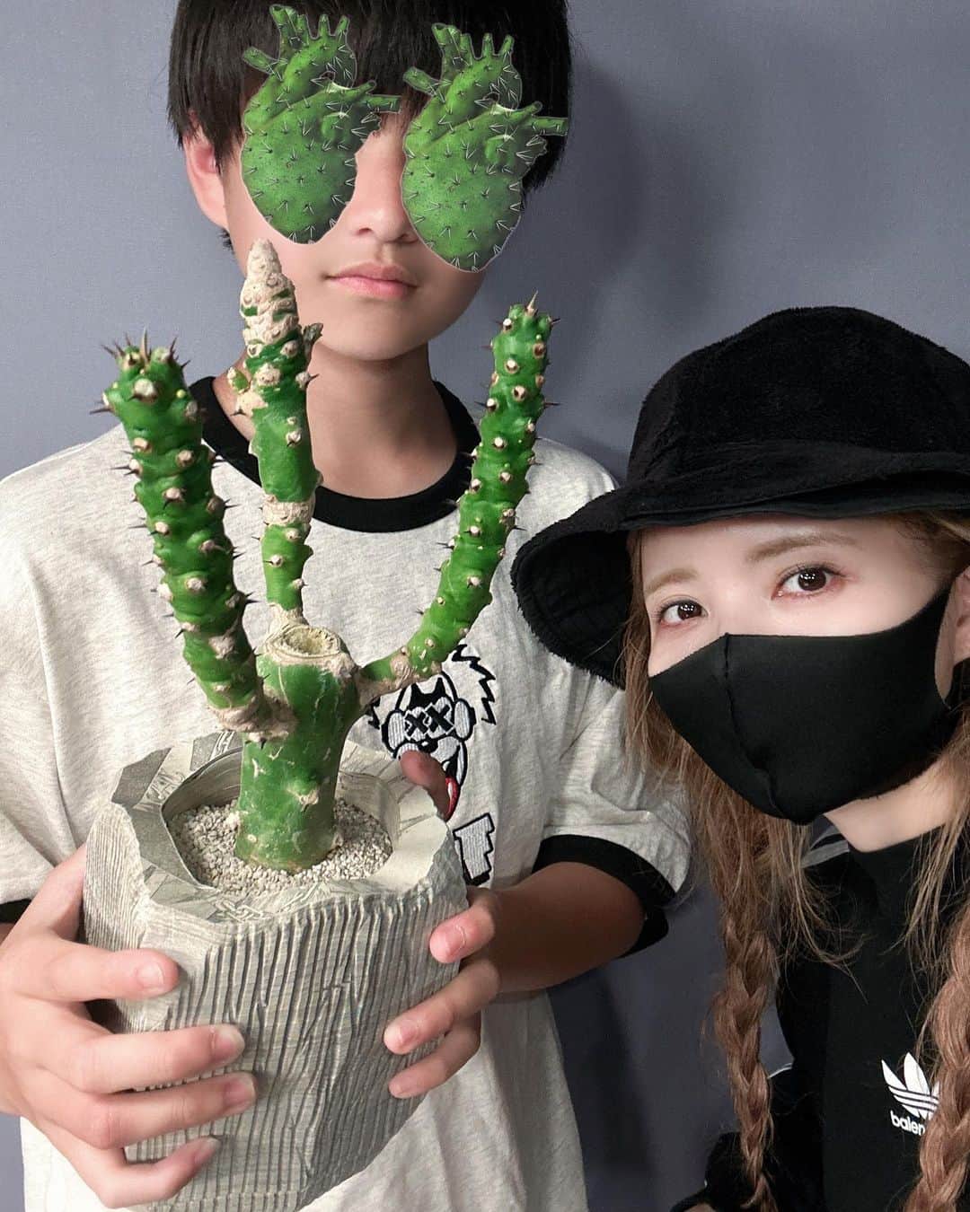 益若つばさのインスタグラム：「母の日はカーネーション。ではなくウツボカズラ(食虫植物)をくれる母のことを完全に理解してる息子が、今年はサボテン🌵くれました。 ⁡ 鉢が漫画の紙を再生してできてるんだってさ。 形も面白い。 ⁡ ⁡ 寮であまり会えないから毎日サボテン🌵見てる！ ⁡ ⁡ ただただ考えて選んでくれる時間が嬉しいんだよね。 ありがとうー！！ ⁡ ⁡ なんて名前なんやろ？？ #mothersday #Cactus #myson」