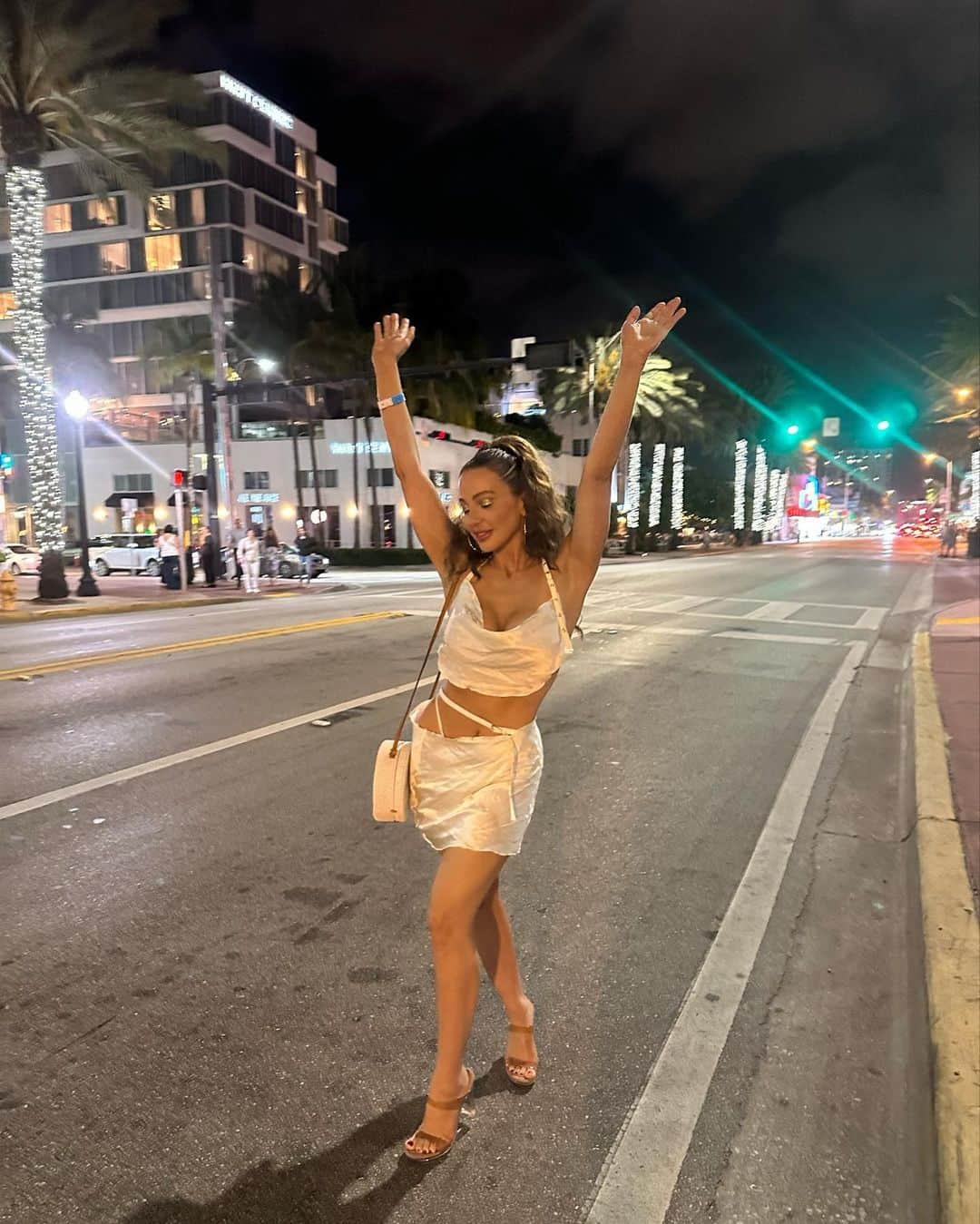 Abigail Macのインスタグラム：「I ❤️ Miami. What is the best place to eat here?」