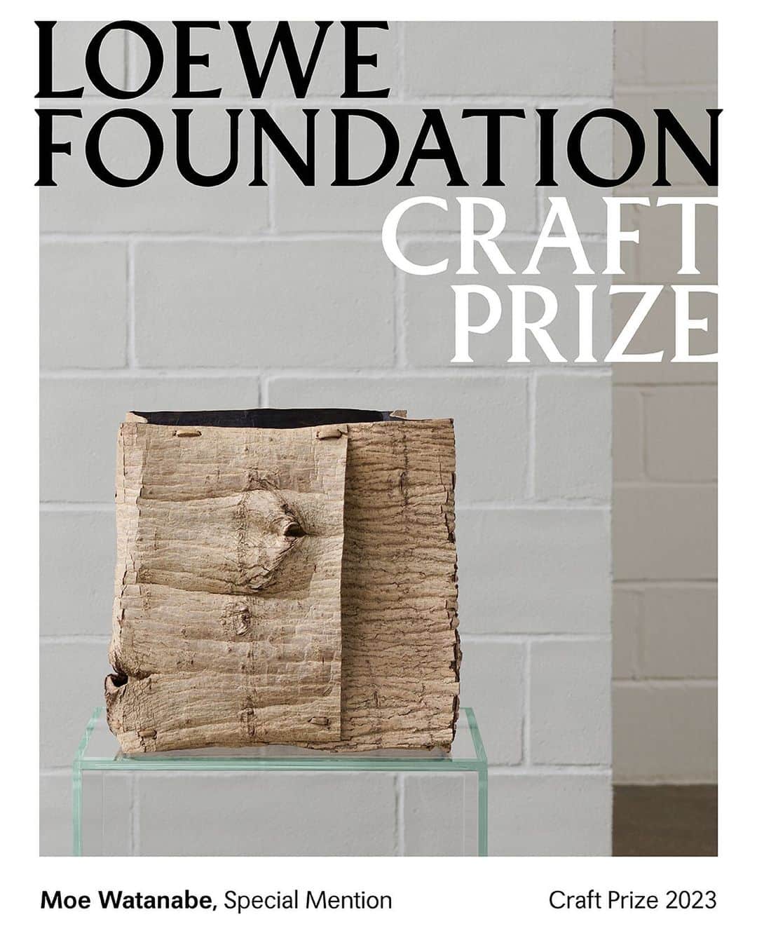 のインスタグラム：「Congratulations to Moe Watanabe who has received a Special Mention at the 2023 LOEWE FOUNDATION Craft Prize for the piece ‘Transfer Surface’.  The walnut bark box is a tribute to the cyclical turns of the seasons and recalls the ancient Japanese tradition of Ikebana vase making. The jury chose the work for its celebration of the sheer materiality of bark, and its use of rivets which references architectural construction and the tradition of mending.  All finalist works are on display in our exhibition at The Noguchi Museum, New York, and in our digital exhibition at craftprizeexhibition.loewe.com  Follow @LOEWEFOUNDATION for more updates.  #LOEWEfoundation #LOEWEcraftprize」
