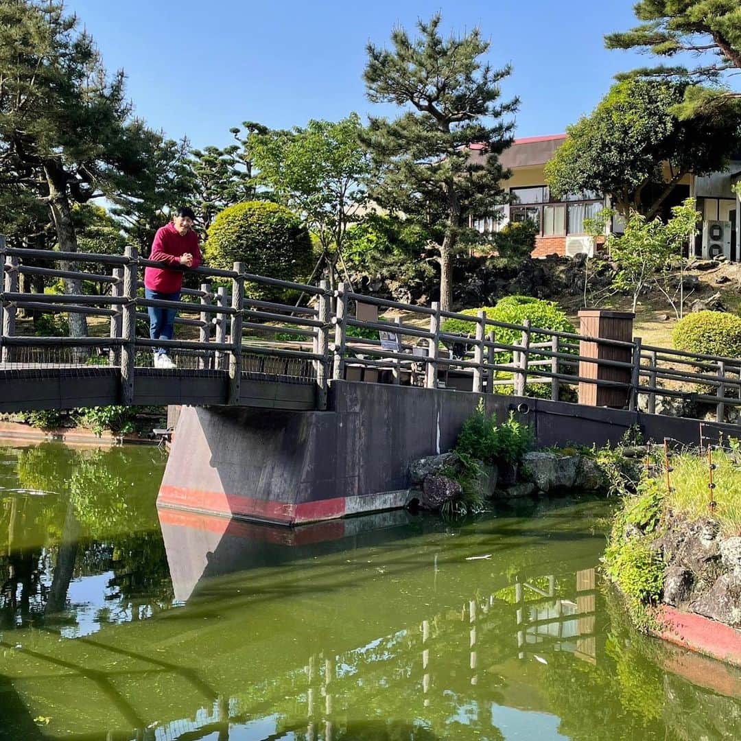 依田司さんのインスタグラム写真 - (依田司Instagram)「5月17日（水） 静岡県伊東市にある『伊豆シャボテン動物公園』から。 現在、こちらでは動物たちの出産ラッシュ。３月ごろに生まれた子たちがお客さんの前に続々と登場し始めています。 お邪魔したのは、ワオキツネザルの島。船で渡りました。所要時間30秒笑。 ワオキツネザルは人慣れしているのもありますが、好奇心旺盛で人懐っこい性格。数分は様子を伺っていますが、すぐに肩や頭に飛び乗ってきます。そして、いましたワオキツネザルの赤ちゃん。お母さんの背中やお腹に一生懸命しがみついています。その可愛いさは破壊力抜群です。 半年もすると自立するので、かわいらしい姿は今だけ。動物の赤ちゃんたちに癒されてみてはいかがですか。  最近、トマトジュースがマイブームなのですが、新井恵理那さんから「世界一美味しいトマトジュース」を頂いてしまいました！ありがとうございます。飲むのが楽しみです。  #伊豆シャボテン動物公園 #ワオキツネザル #crocodile #クロコダイル #新井恵理那 #依田さん #依田司 #お天気検定 #テレビ朝日 #グッドモーニング #気象予報士 #お天気キャスター #森林インストラクター #グリーンセイバーアドバンス #プロジェクトワイルド #IPCC伝導者 #japan #japantrip #japantravel #unknownjapan #japanAdventure #japanlife #lifeinjapan #instagramjapan #instajapan #療癒 #ilovejapan #weather #weathercaster #weatherforecast」5月17日 9時09分 - tsukasa_yoda