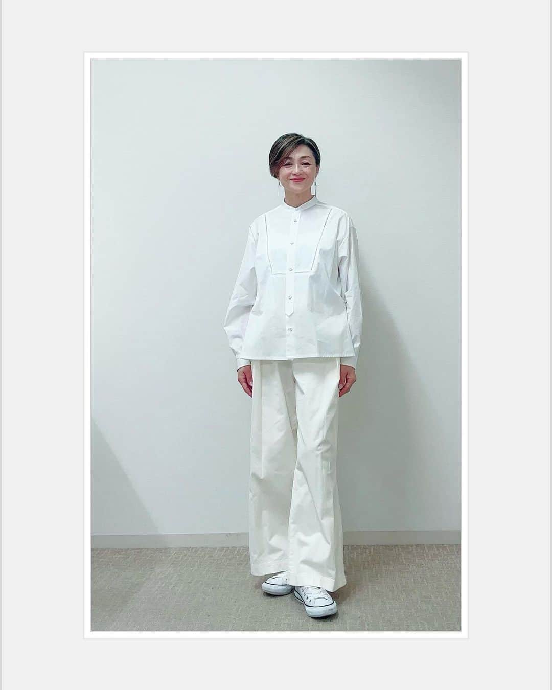 香坂みゆきさんのインスタグラム写真 - (香坂みゆきInstagram)「今日のお衣装 真っ白〜  #衣装  #白  #ホワイトコーデ  #❤️  @kaneman_harriss_insta」5月17日 9時11分 - miyuky__way