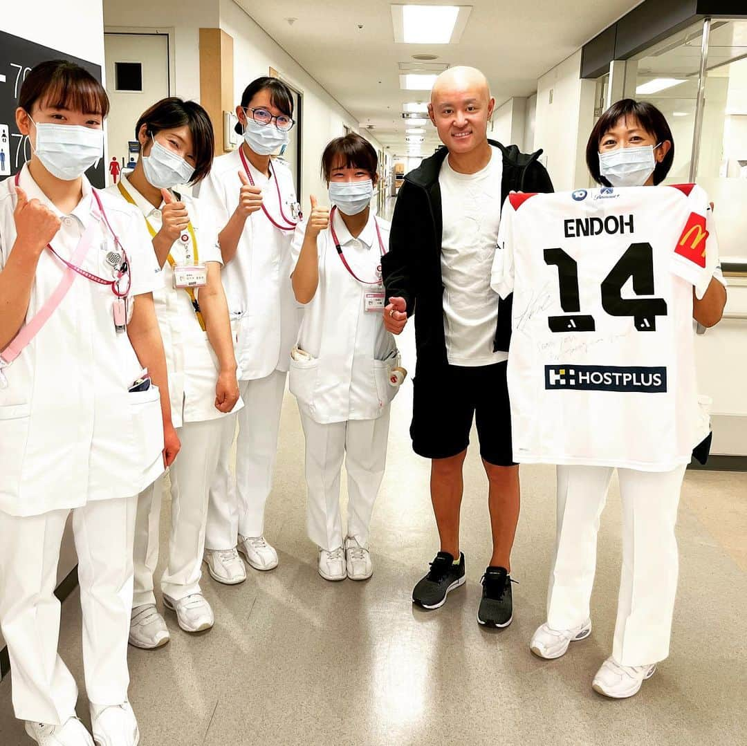 遠藤翼さんのインスタグラム写真 - (遠藤翼Instagram)「. I FINALLY GOT DISCHARGED FOR GOOD 🙌🙌🙌  The doctors told me my condition has been stable enough and it’s safe for me to go back home!! I still have to come back to the hospital once a week for regular checkups but my treatment is DONE 🎉 It was a long process and there were ups and downs in the past 5 months but the real rehab process starts now.. I will try to update with my rehab process too 🤜 Again, thank you for your unwavering support ❤️ —————— やっと退院 🙌🙌🙌 ここまで長かったし、この5ヶ月は本当に大変だったけど、多くの人の支えがあってここまで来れたと思っています。これからは、ピッチに戻るためのリハビリを徐々にしていきます！ —————— #BeatLeukemia #BloodCancer #TsubaStrong」5月17日 9時16分 - tsubasa_endoh