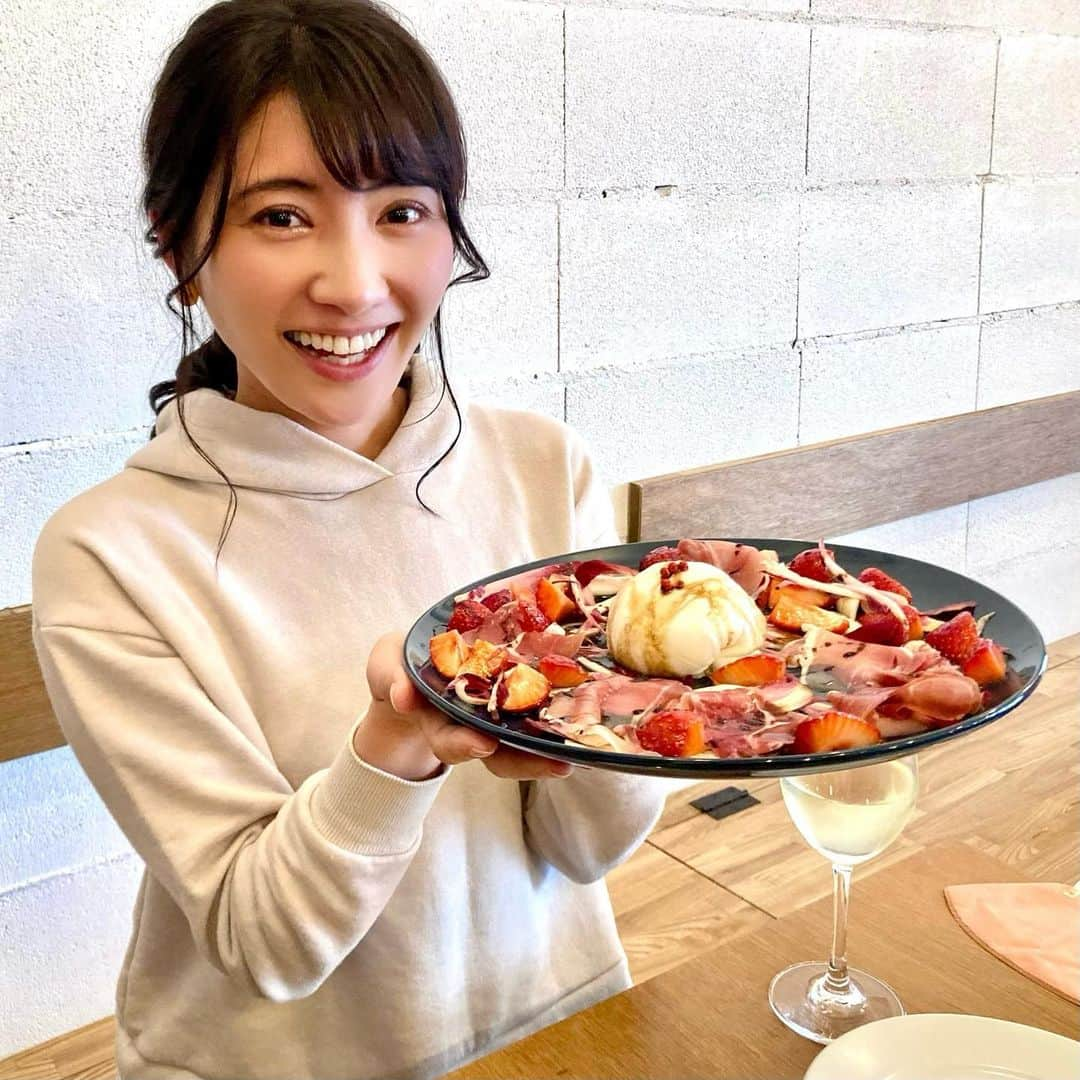 久保井朝美さんのインスタグラム写真 - (久保井朝美Instagram)「🍓🧀🍷 美味しかった😋  12時半に会って 気付いたら17時半😳  女子会って 時間を忘れます🤣❤️  今日はお城で仕事です🏯✨  #代々木上原グルメ #女子会ランチ #富ヶ谷グルメ #渋谷イタリアン #昼飲み女子 #昼飲み #ナチュールワイン #ナチュールワインが飲める店 #日曜ランチ #久保井朝美 #気象予報士 #防災士 #講演会講師 #お城好き」5月17日 9時19分 - asami_k920