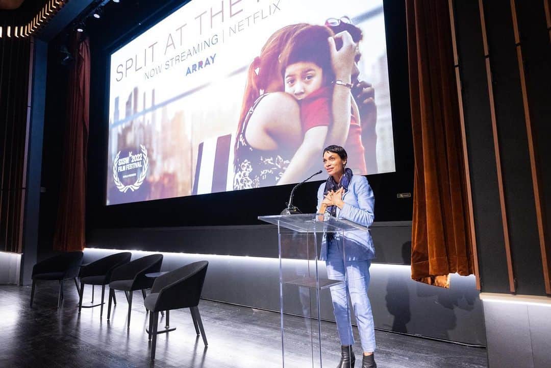 ロザリオ・ドーソンのインスタグラム：「@splitattherootfilm is a beautiful portrayal of the power of communities coming together to support one another. It tells the story of the beginnings of an organization called Immigrant Families Together that works to support and reunite families – like Yeni’s and Rosie’s – who are separated at the U.S.-Mexico border.   To date, @immfamtogether  has reunited more than 130 families simply by the power of individuals coming together to take action. But there is still work to be done and there are still thousands of other families that need our help.   What a powerful screening it was last night in DC! Thank you all who came out in support 🤍  #splitattheroot #arrayreleasing @votolatino」