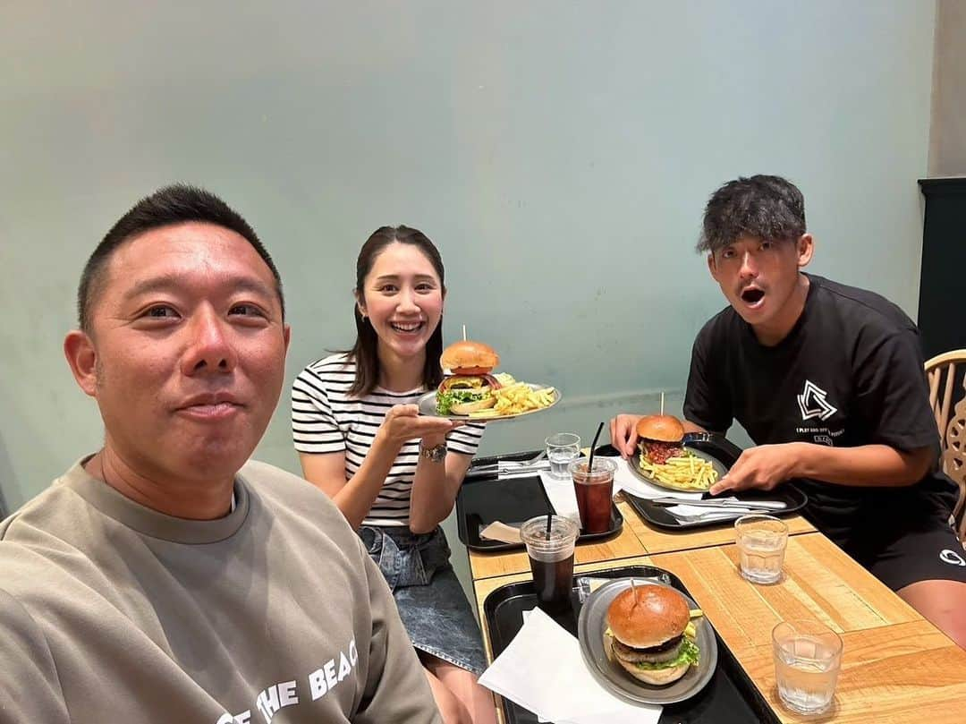 Yuri Sakuraiさんのインスタグラム写真 - (Yuri SakuraiInstagram)「ビーチサッカー選手の 川村くんと久々ランチ！  30歳の時に開催した三十路1000人が集まる 企画で知り合ってから7年！ 同じ時期に沖縄に移住して私たちは飲食店、 川村くんはビーチサッカー選手として沖縄へ。  つい先日、新たな挑戦のために 所属してたFC琉球BSを退団したので、 近況報告も含めて久しぶりにゆっくり話せた！  ずっとスポーツ選手として頑張ってくる中で 感じる日本のスポーツ環境のやりずらさや、 海外経験で感じるスポーツ文化の根付き方etc..... 経験してきたからこそのお話は色々と 考えさせられ事が沢山。  子供の頃からビーチで裸足になることの 良さとか聞かせてもらう中で、 菊池さんが前々から考えている、 子供が思いっきり遊べる環境作りについて、 改めて考えるきっかけになったそう。  沖縄の年中暖かい気候を活かした ビーチスポーツがいつでも出来る環境など、 BEACH PARKを作って、 子供たちがスポーツ選手たちと触れ合える環境や、 夏はどうしても紫外線が強く暑すぎてしまうからこそ、 大型のキッズランドを作って、  子供たちが年間通して、 思い切り動ける環境を作ることで、 体づくりを遊びながらできたりと、 実際にスポーツ選手から聞かせてもらえるお話は ヒントが沢山ある！と話していいました！  いい時間を過ごせた♪  #ビーチサッカー#ビーチスポーツ#アスリート#同い年#1985#1986#移住#移住生活 #沖縄移住#沖縄移住生活#沖縄#沖縄ライフ#mkcafe#キッズランド#ビーチパーク#beachpark」5月17日 9時25分 - yuri_sakuraiii